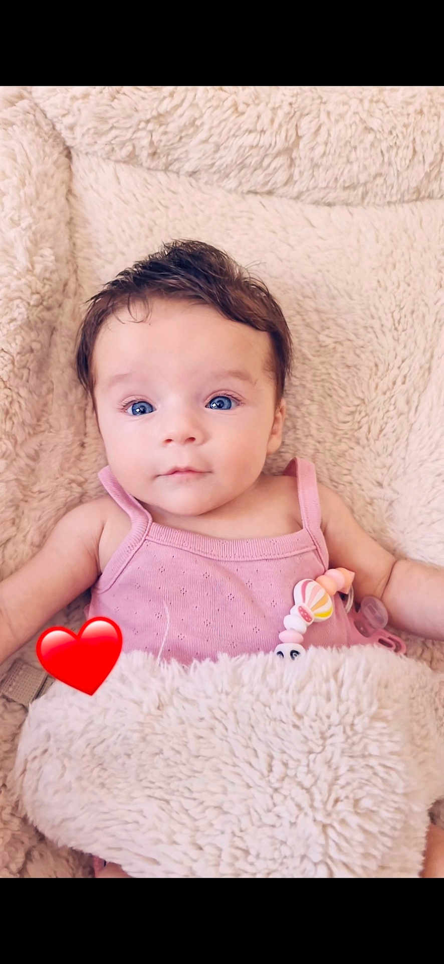 Giorgia participe au concours pour gagner de l'argent avec cette photo : baby, infant, blue_eyes, pink_clothing, blanket, pacifier, heart_emoji, cute, cozy, soft_texture, portrait, child, face, lying_down, indoors, skin, hair, expression, closeup, comfort