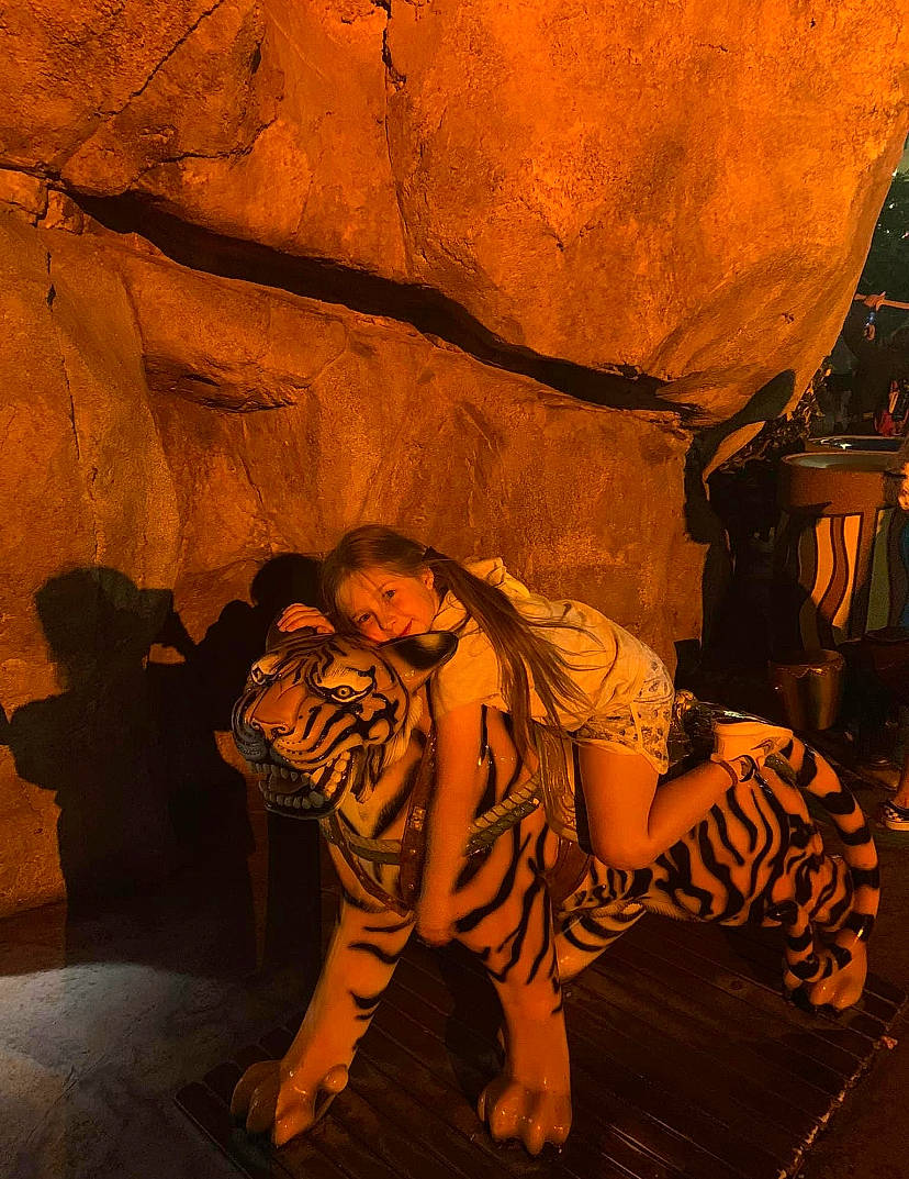 Lucina is registered to the contest to win money with this photo: cave, darkness, entertainment, erosion, event, flash_photography, formation, fun, heat, landscape, orange, performance_art, performing_arts, person, rock, room, shadow, sitting, terrestrial_animal, tints_and_shades