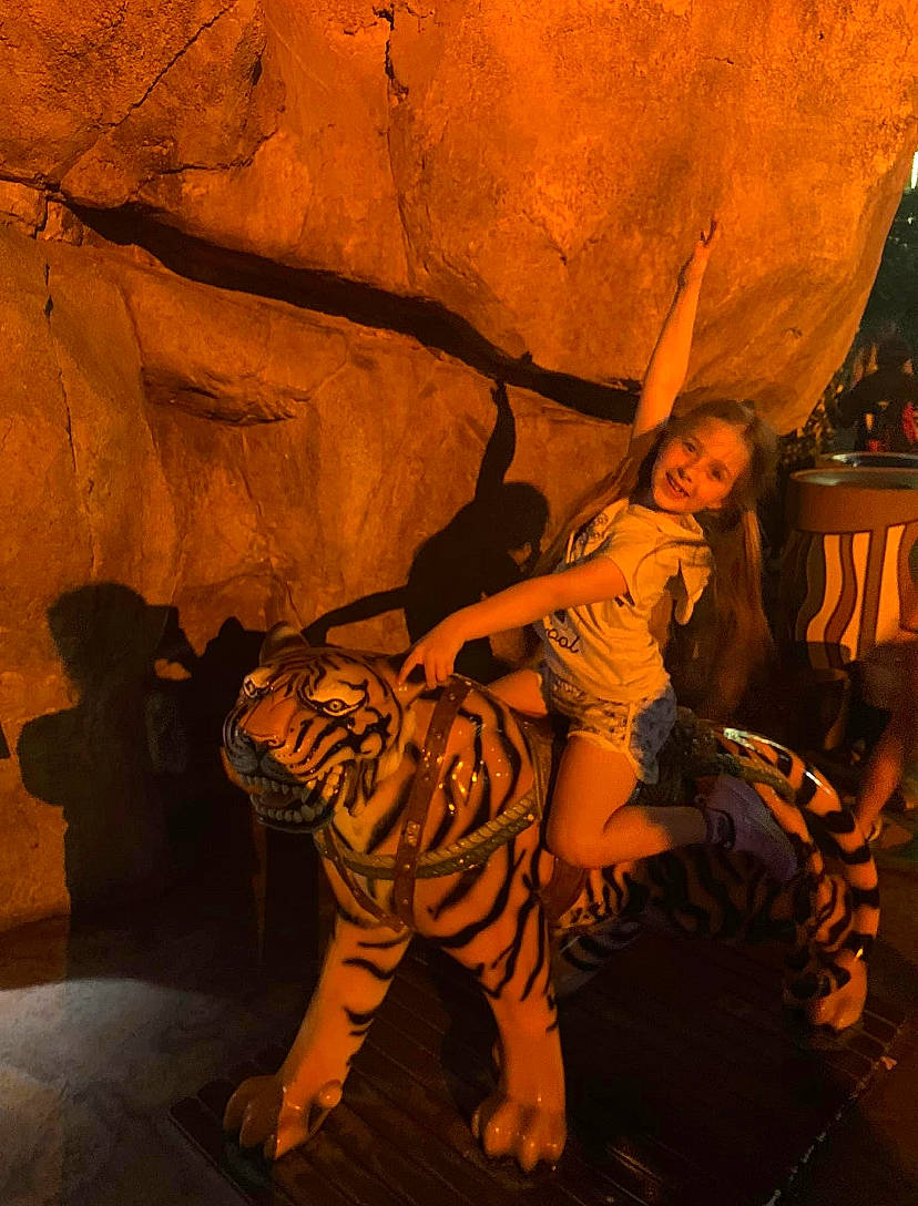 Lucina is registered to the contest to win money with this photo: adventure, art, cave, cg_artwork, entertainment, event, formation, fun, heat, illustration, joy, landscape, mythology, performing_arts, person, recreation, rock, shadow, terrestrial_animal, tourist_attraction