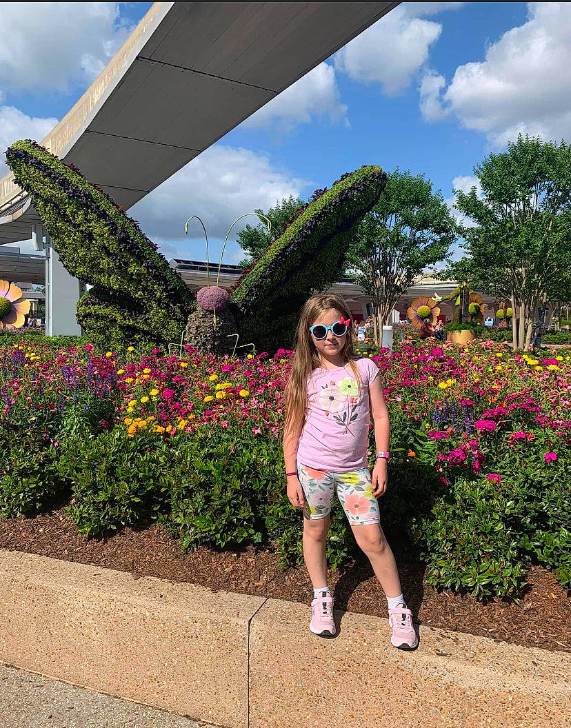 Lucina is registered to the contest to win money with this photo: botany, cloud, flower, grass, happy, landscape, leaf, leisure, luggage_and_bags, magenta, people_in_nature, person, petal, plant, recreation, shrub, sky, summer, sunglasses, travel