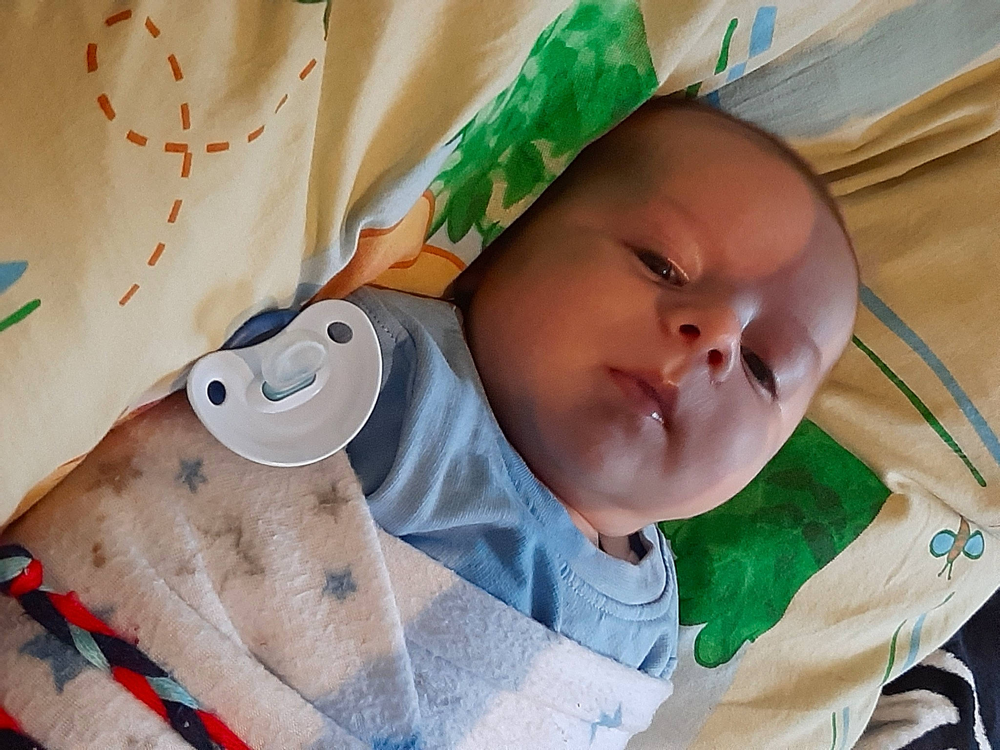 Ilyan a rejoint le concours — aidez-le/la à gagner de superbes lots ! baby, baby_products, baby_safety, baby_sleeping, baby_toddler_clothing, bedtime, cheek, child, comfort, eye, finger, linens, mouth, nose, pattern, person, room, skin, sleeve, textile