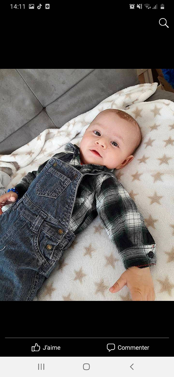 Ilyan a rejoint le concours — aidez-le/la à gagner de superbes lots ! baby, baby_toddler_clothing, cheek, collar, comfort, eye, face, head, iris, lip, outerwear, pattern, person, pink, plaid, product, skin, sleeve, smile, textile