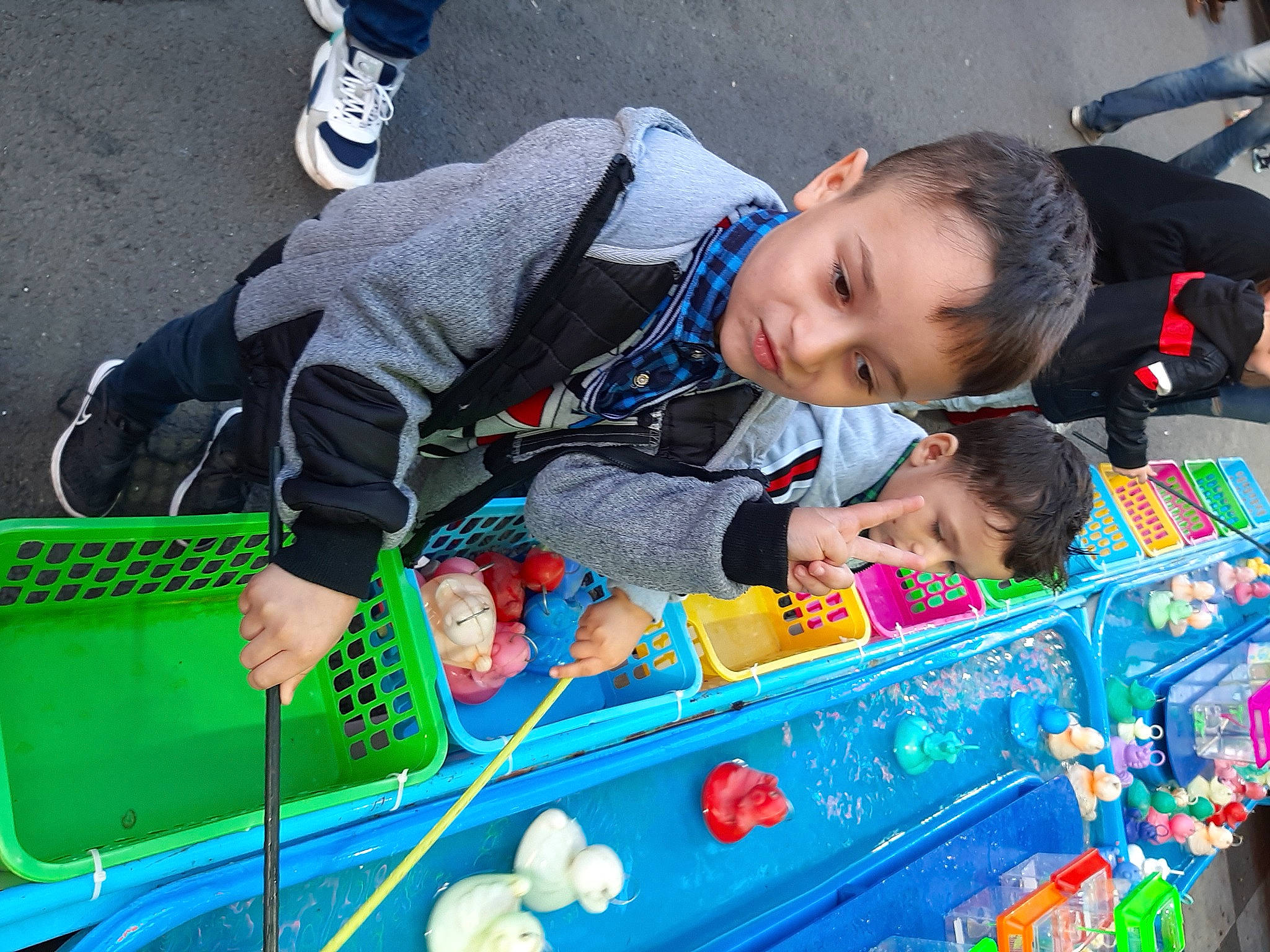 Ilies participe au concours pour gagner de l'argent avec cette photo : baby, baby_products, baby_toys, blue, child, event, fun, grass, happy, holiday, leisure, person, play, public_event, recreation, sitting, smile, toddler, toy, travel