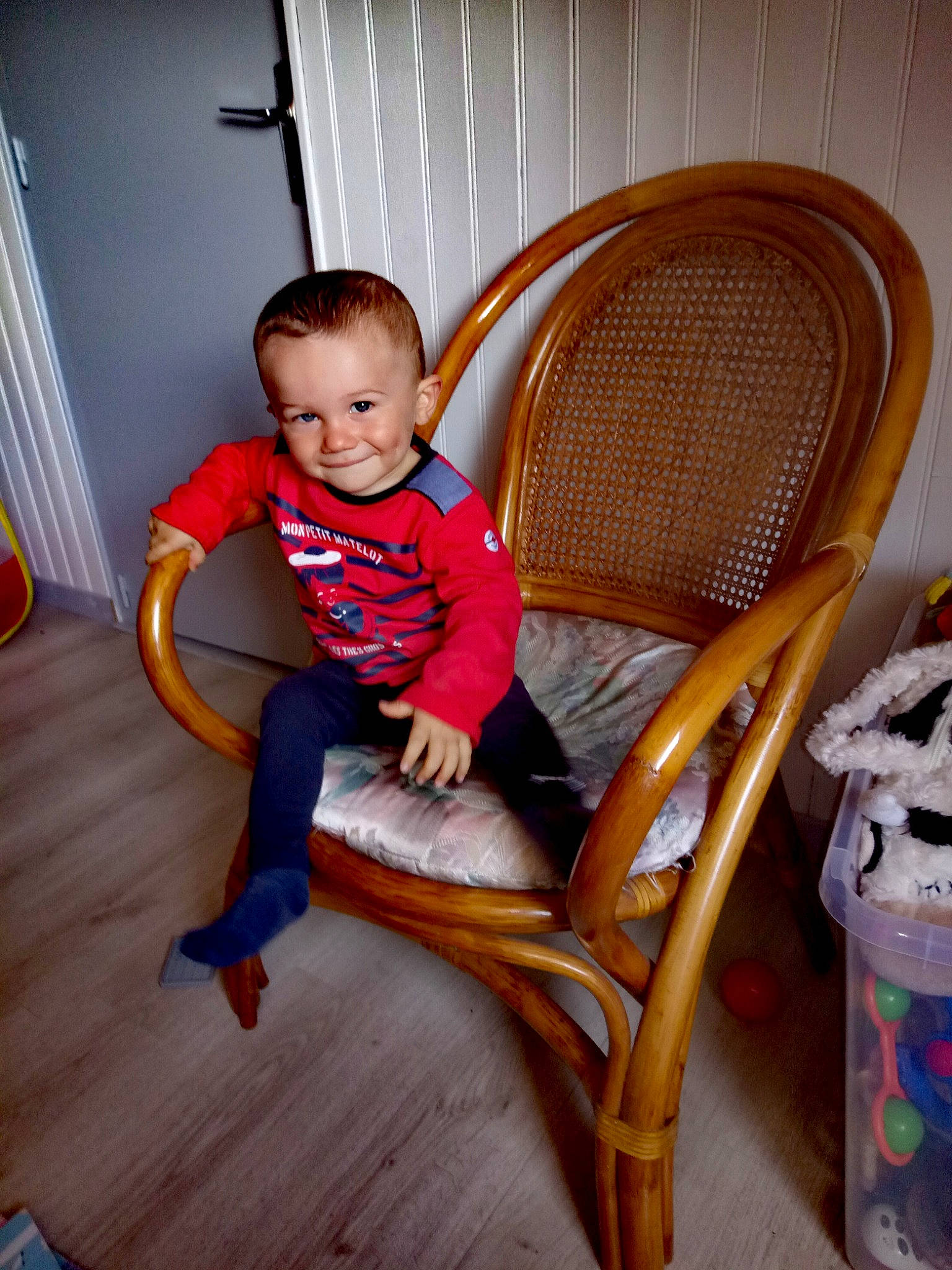 Kenan a rejoint le concours — aidez-le/la à gagner de superbes lots ! chair, child, furniture, joy, person, play, rocking_chair, sitting, toddler