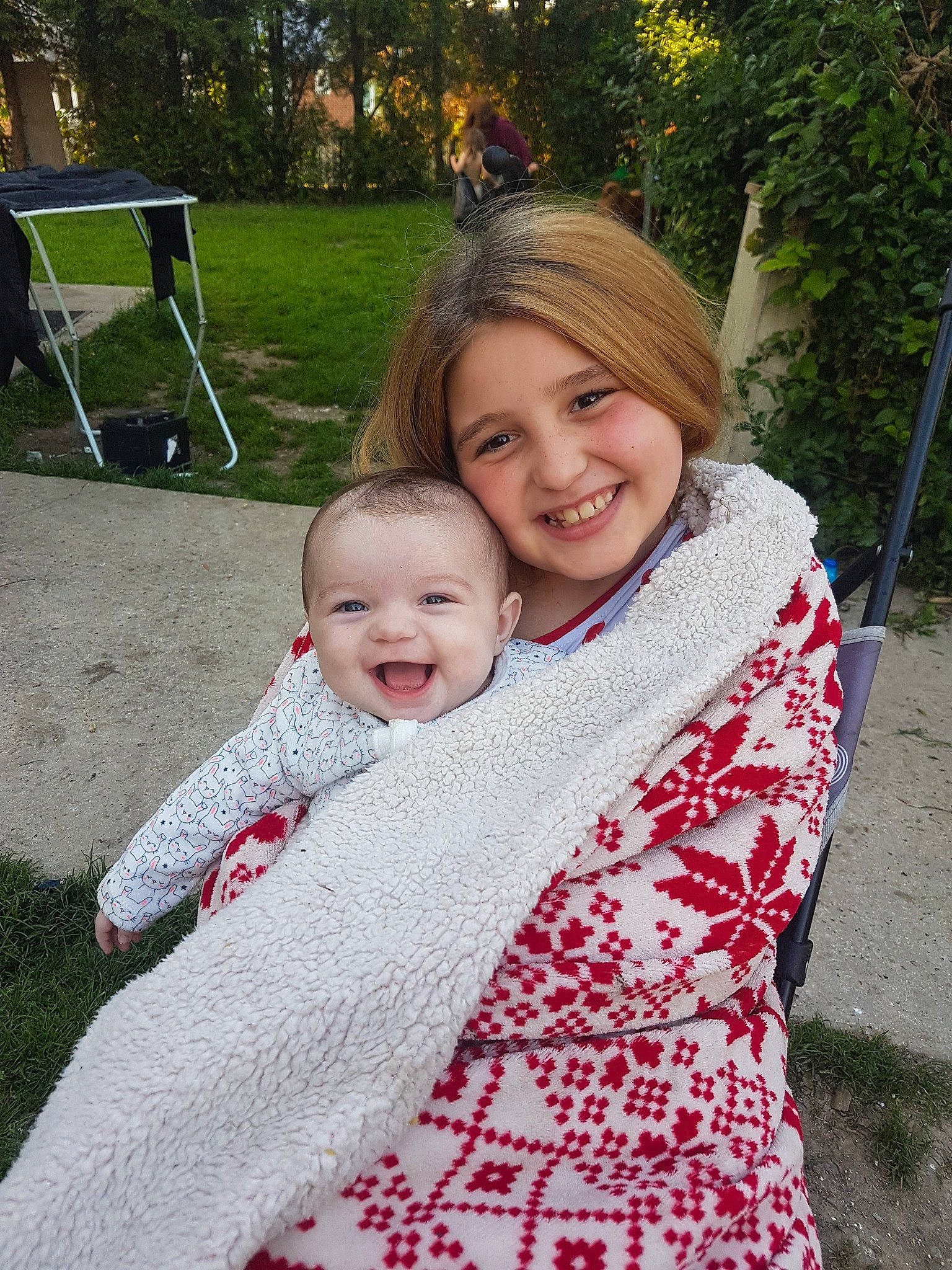 Sandy a rejoint le concours — aidez-le/la à gagner de superbes lots ! baby, child, daughter, eye, face, fun, grass, head, iris, joy, knitting, leaf, lip, outerwear, people, person, sitting, skin, smile, toddler