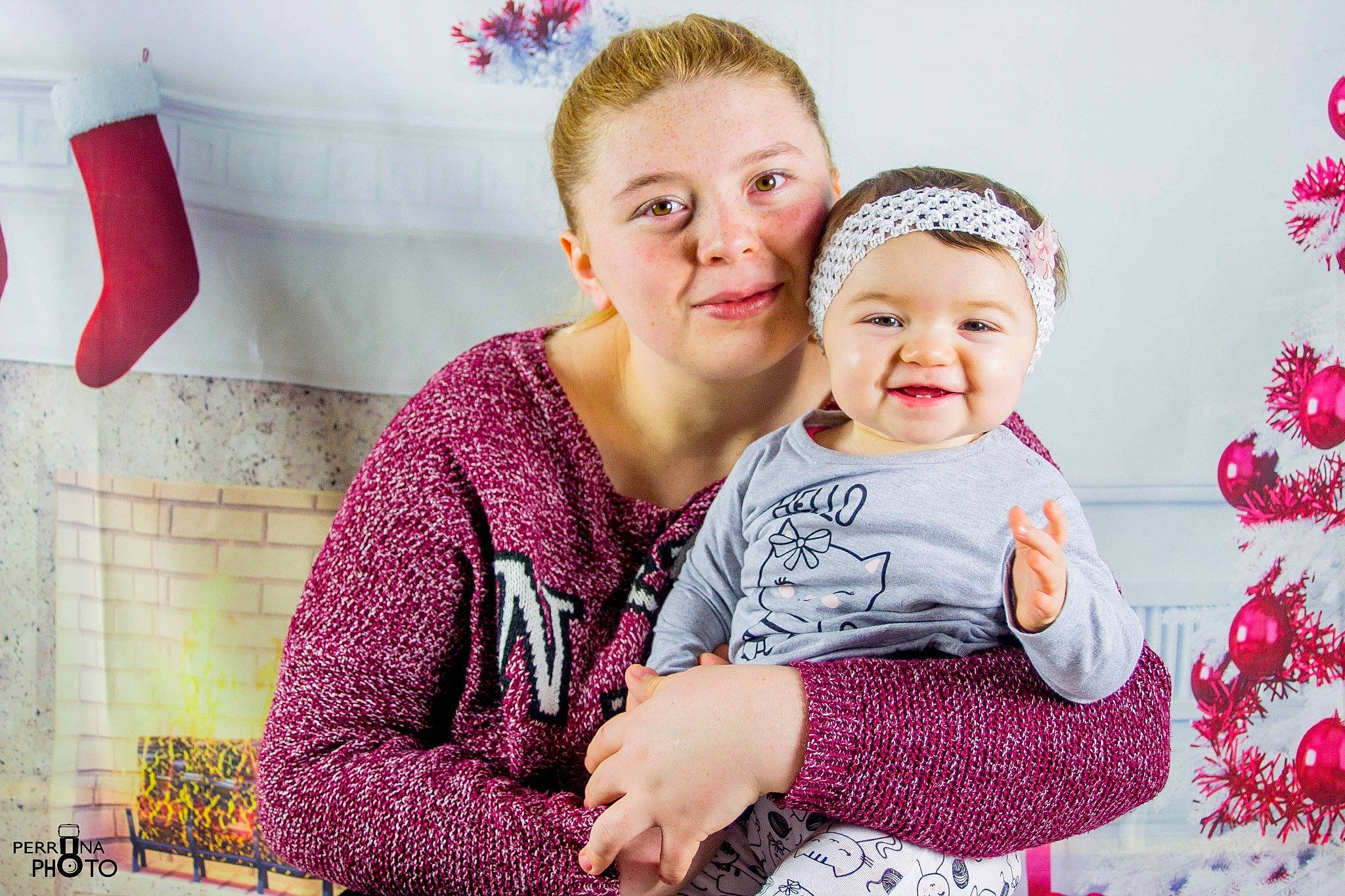 Lea a rejoint le concours — aidez-le/la à gagner de superbes lots ! child, daughter, event, family, father, happy, joy, magenta, mother, people, person, photograph, photography, pink, purple, room, sibling, smile, toddler