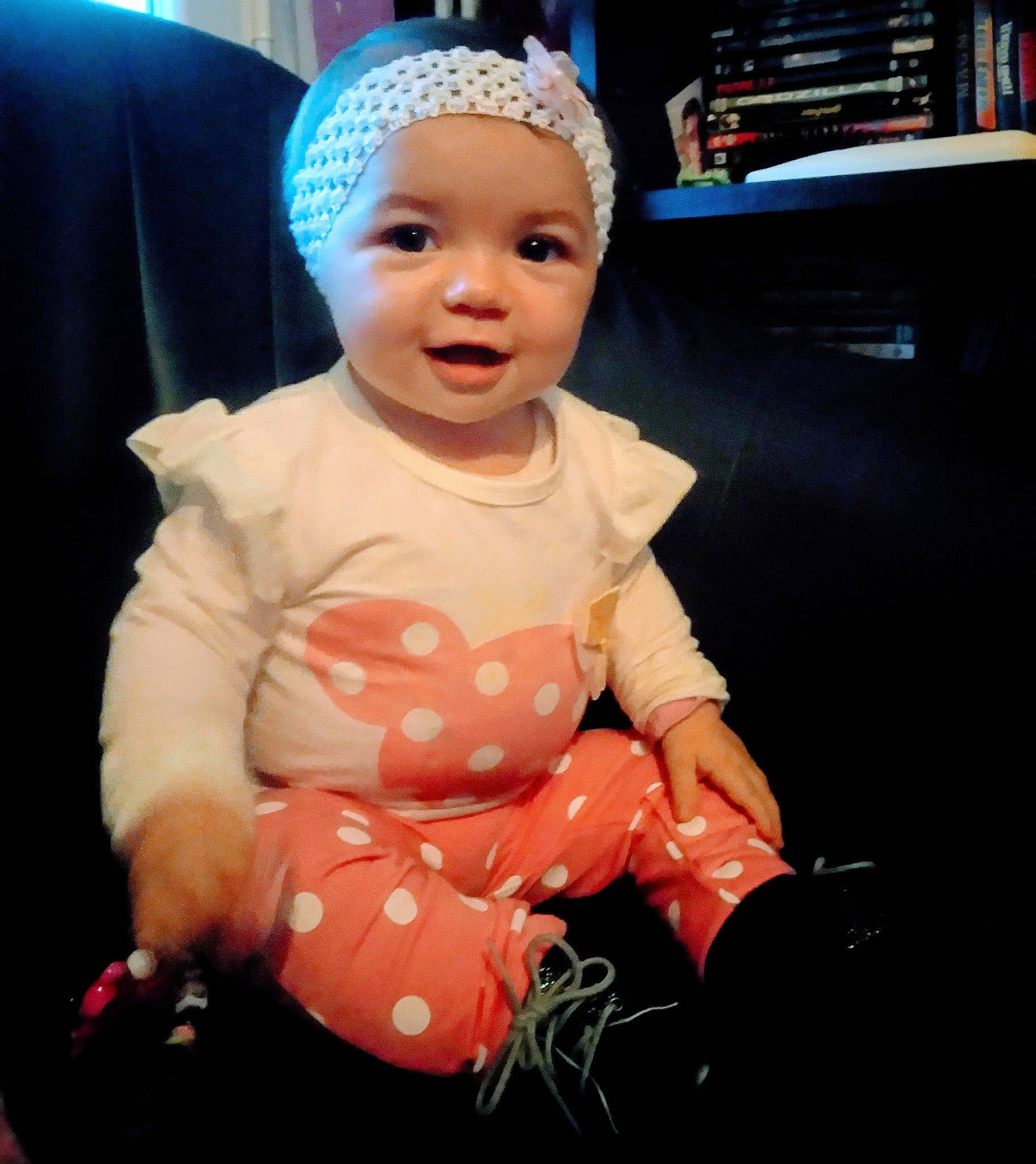 Lea a rejoint le concours — aidez-le/la à gagner de superbes lots ! baby, baby_toddler_clothing, cheek, child, design, ear, hair_accessory, head, headgear, lip, person, pink, sitting, skin, sleeve, toddler