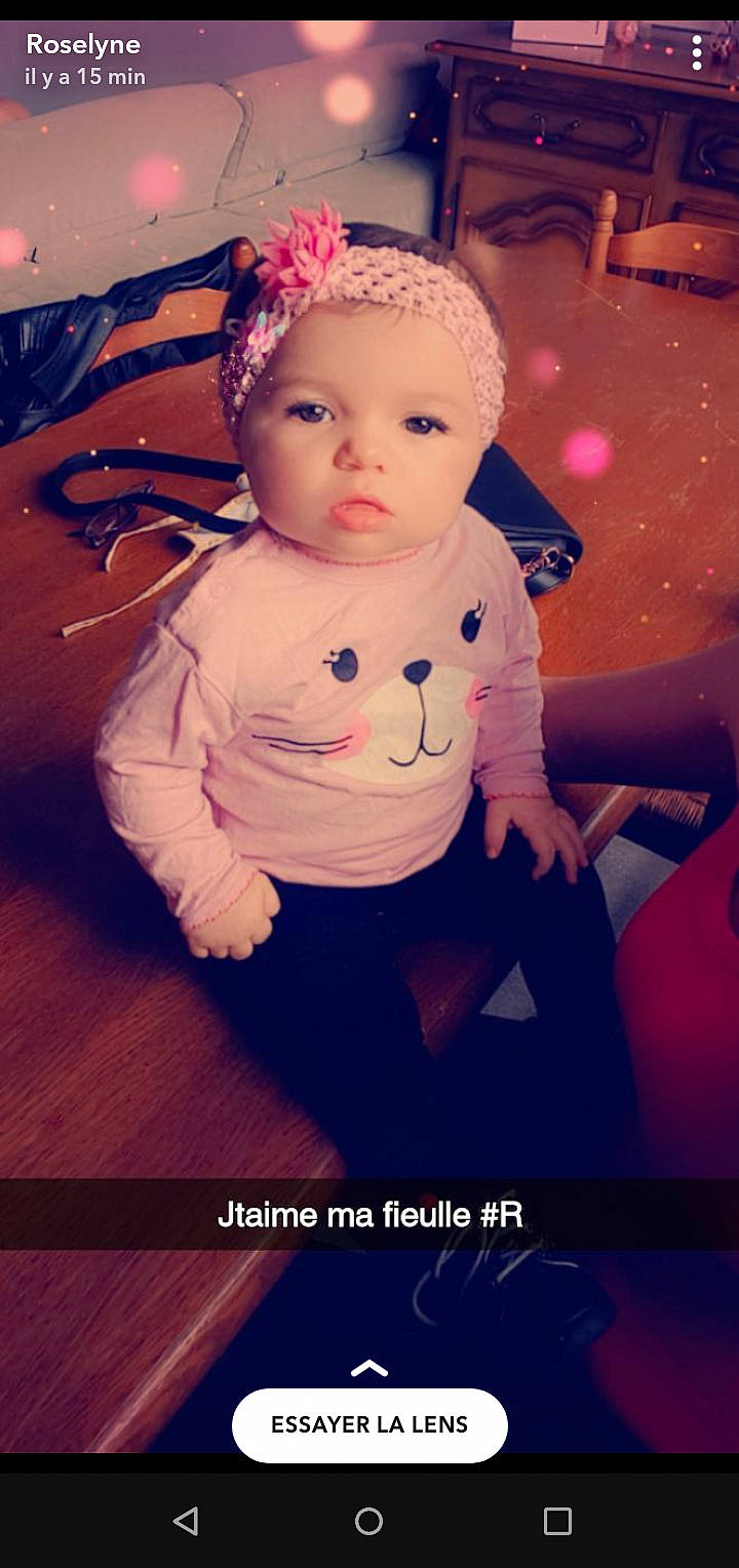 Lea a rejoint le concours — aidez-le/la à gagner de superbes lots ! baby, cheek, child, ear, eye, hair_accessory, happy, head, headgear, nose, person, photo_caption, photography, pink, skin, smile, toddler