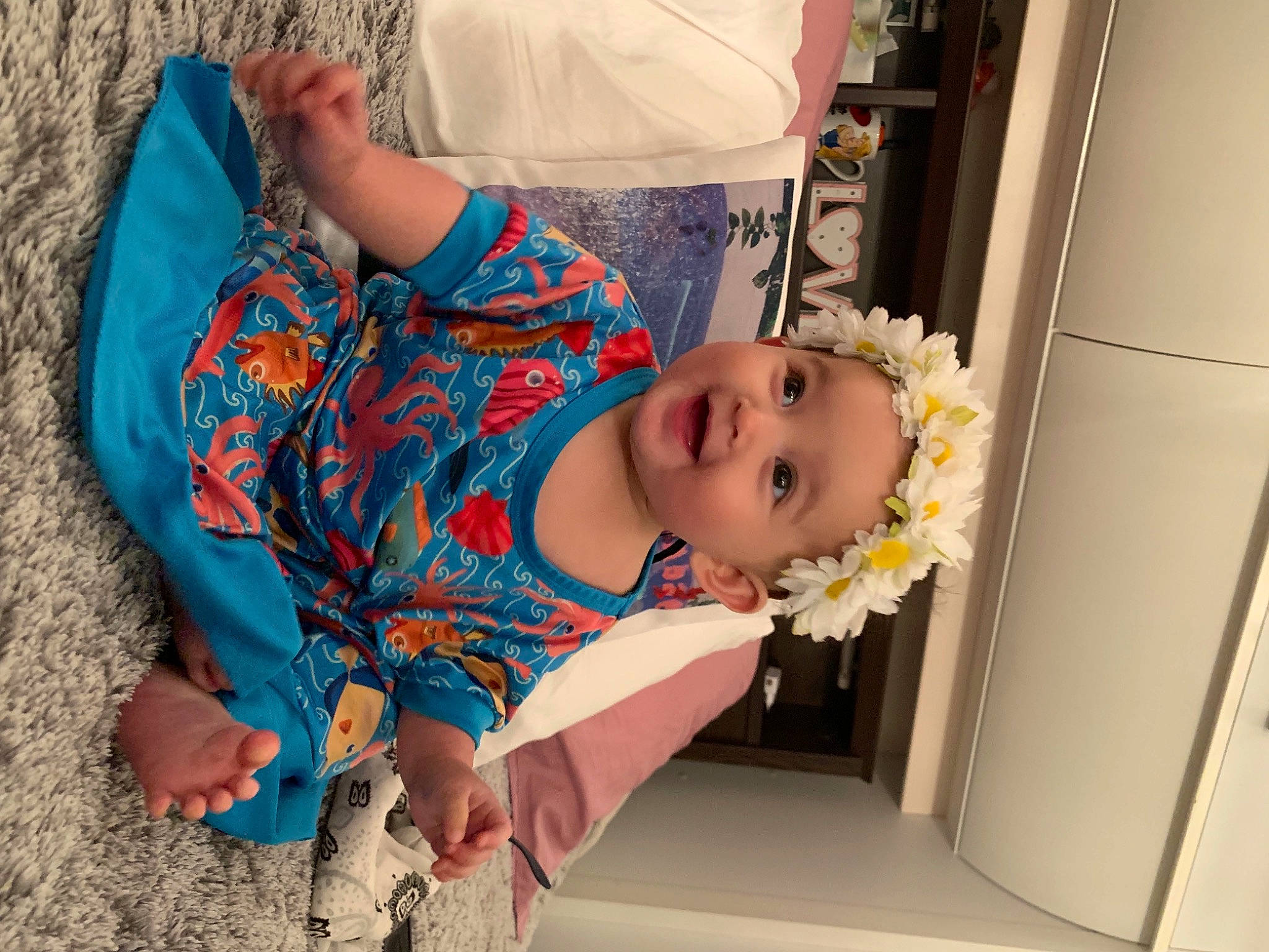 Aryana a rejoint le concours — aidez-le/la à gagner de superbes lots ! abdomen, baby, baby_products, baby_toddler_clothing, child, comfort, dress, elbow, electric_blue, fun, happy, headwear, human_leg, pattern, person, room, shoulder, sitting, sleeve, smile