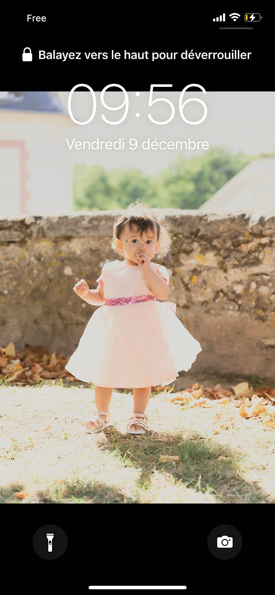 Aryana a rejoint le concours — aidez-le/la à gagner de superbes lots ! child, day_dress, dress, event, formal_wear, fun, gesture, grass, happy, leg, pattern, people_in_nature, person, photo_caption, sandal, sitting, sleeve, smile, stock_photography, toddler