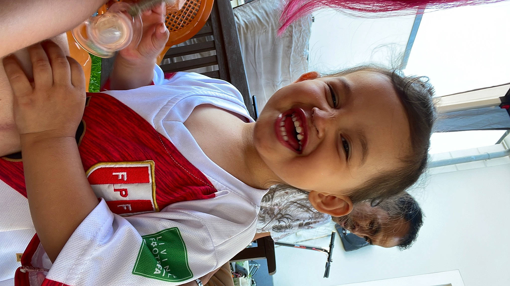 Aryana a rejoint le concours — aidez-le/la à gagner de superbes lots ! child, drinking, ear, elbow, event, facial_expression, finger, fun, gesture, happy, human_body, joy, leisure, mouth, muscle, neck, nose, person, smile, t_shirt