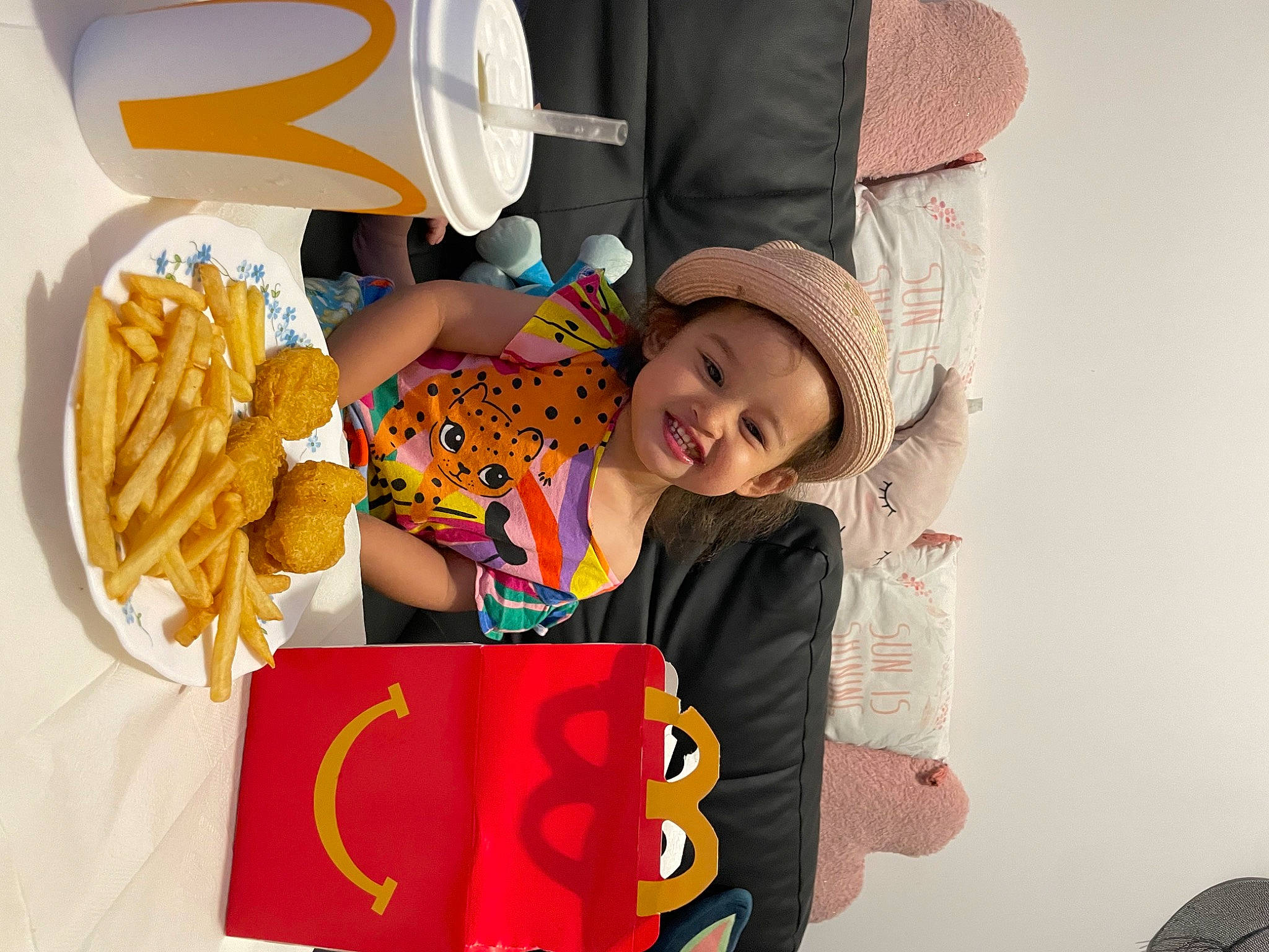 Aryana participe au concours pour gagner de l'argent avec cette photo : baby, baby_toddler_clothing, child, cuisine, event, fast_food, finger_food, food, fried_food, fun, happy, headwear, ingredient, joy, junk_food, magenta, person, room, smile, t_shirt
