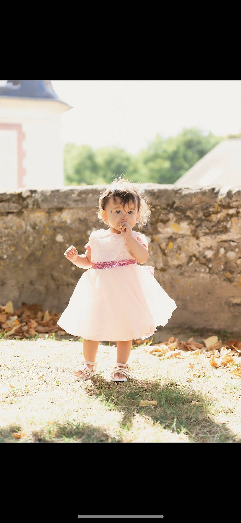 Aryana a rejoint le concours — aidez-le/la à gagner de superbes lots ! blond, child, day_dress, dress, event, flash_photography, fun, gesture, grass, happy, landscape, one_piece_garment, people_in_nature, person, portrait_photography, sandal, sitting, smile, toddler, tree