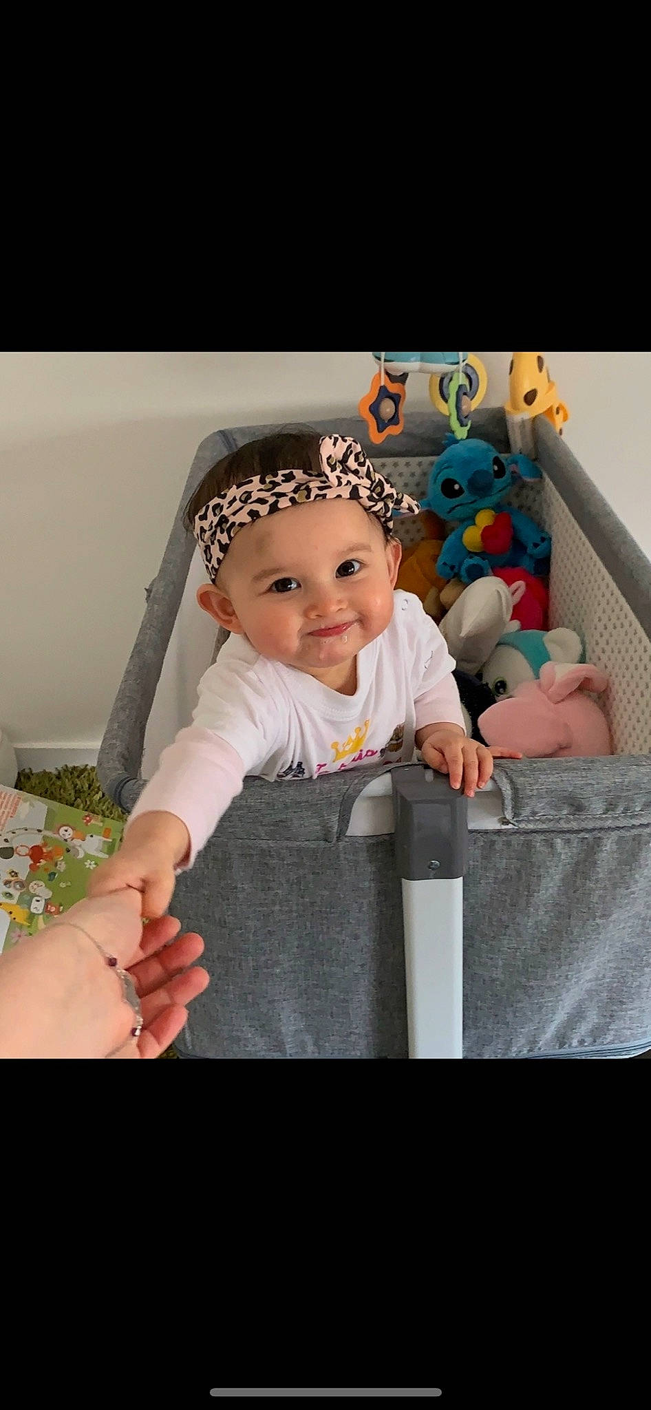 Aryana participe au concours pour gagner de l'argent avec cette photo : baby, baby_carriage, baby_products, baby_safety, baby_toddler_clothing, beanie, cap, child, comfort, fashion_accessory, flash_photography, fun, happy, hat, headwear, joy, person, portrait_photography, sitting, skin