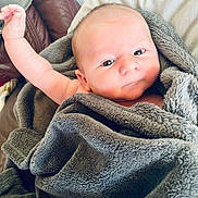 Charles a rejoint le concours — aidez-le/la à gagner de superbes lots ! arm, baby, blanket, closeup, couch, cozy, eyes, face, hand, indoors, infant, leather_sofa, newborn, pillow, portrait, skin, sleepy, soft_texture, swaddle, towel