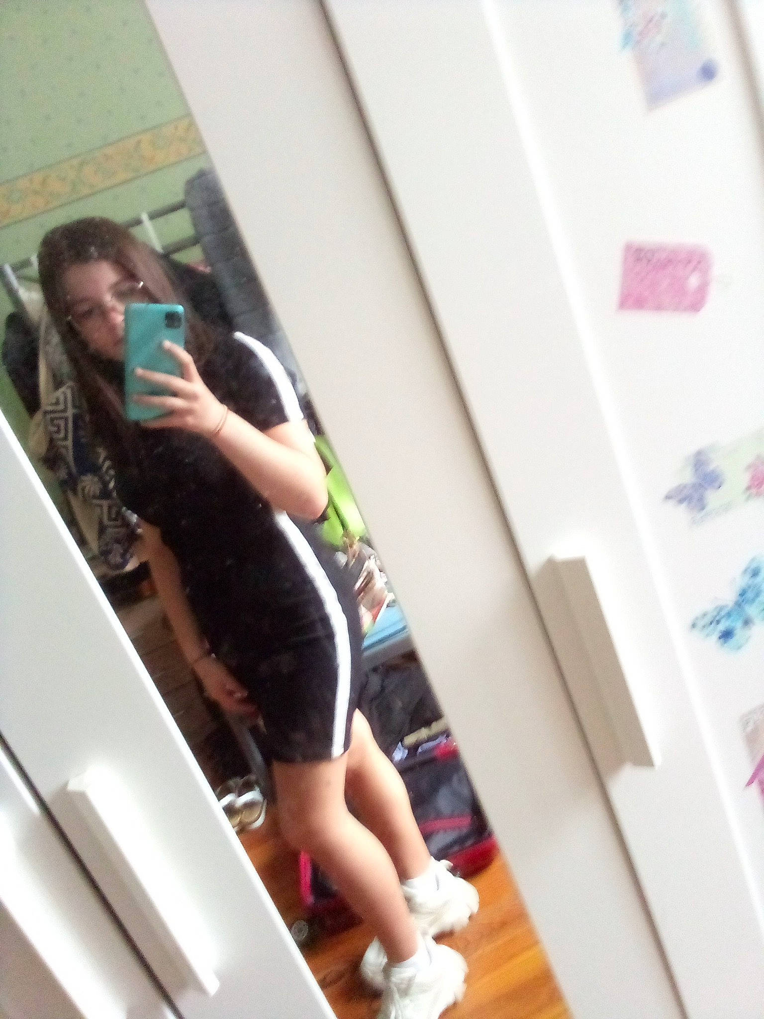 Tess a rejoint le concours — aidez-le/la à gagner de superbes lots ! calf, chest, elbow, electronic_device, fashion_design, finger, flooring, foot, fun, human_leg, knee, leisure, person, selfie, shorts, sitting, sportswear, swimwear, thigh, trunk