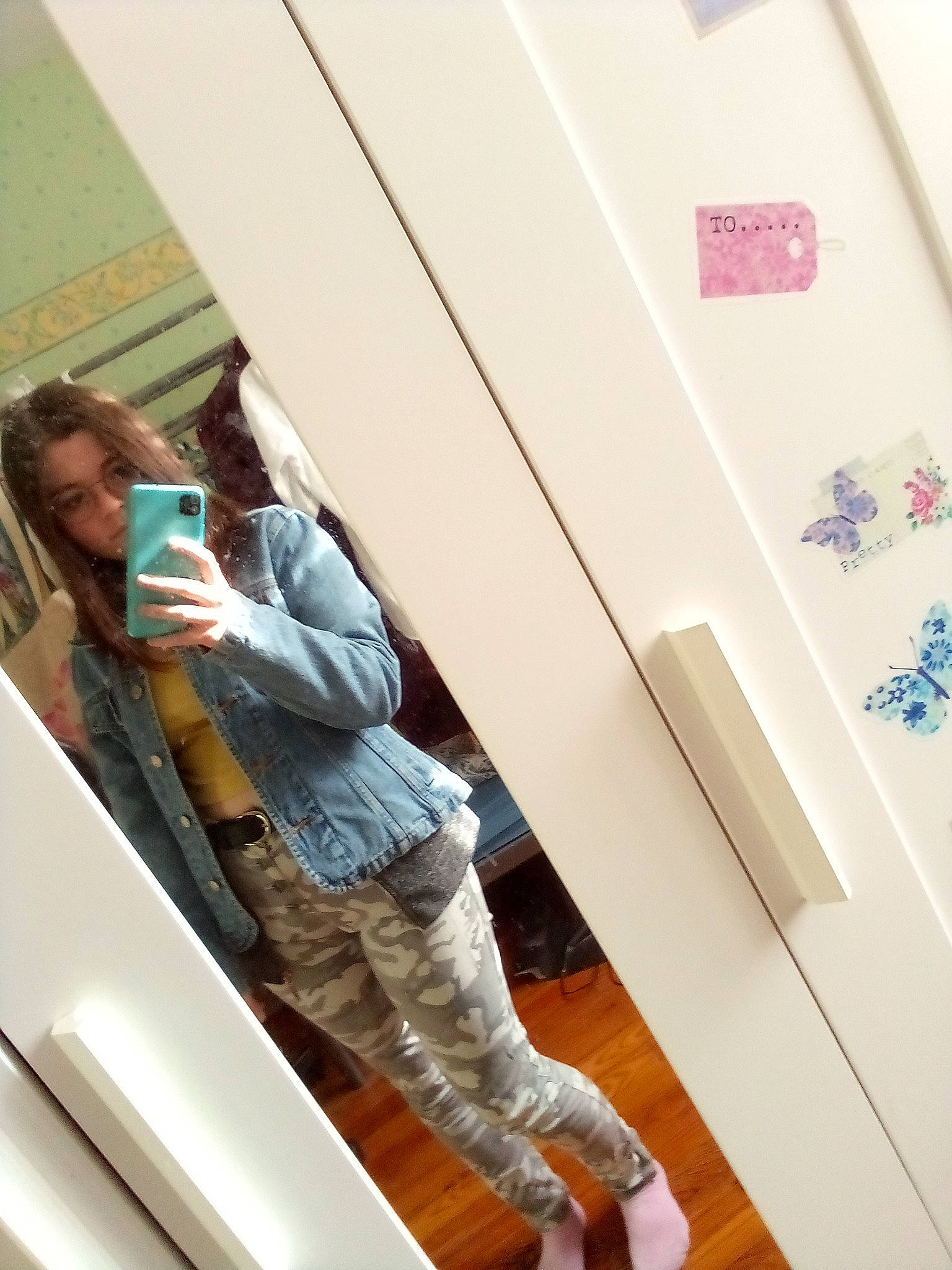 Tess participe au concours pour gagner de l'argent avec cette photo : bag, boot, cardboard, ceiling, comfort, daylighting, flooring, handrail, hardwood, house, human_leg, knee, luggage_and_bags, machine, person, public_transport, room, stairs, t_shirt, thigh