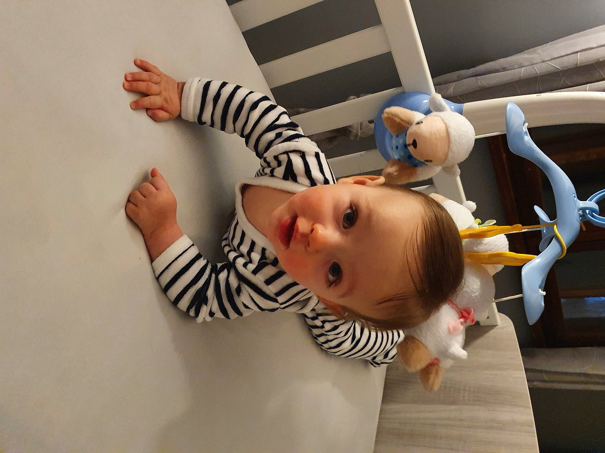 James participe au concours pour gagner de l'argent avec cette photo : animation, baby, baby_products, baby_safety, baby_toddler_clothing, baby_toys, child, flooring, fun, gesture, happy, person, room, stuffed_toy, thumb, toddler, toy, vacation, wood
