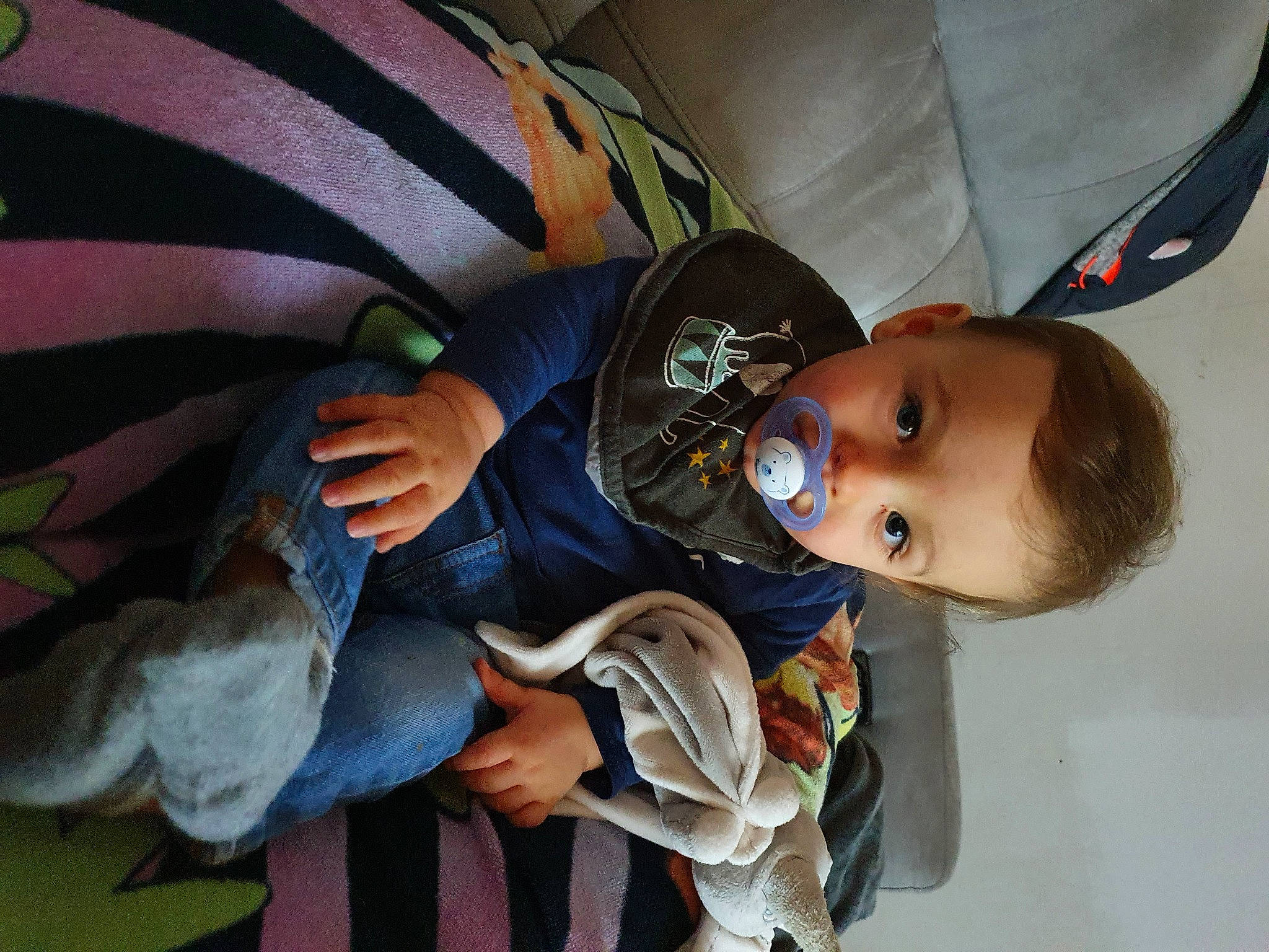 James participe au concours pour gagner de l'argent avec cette photo : auto_part, baby, baby_products, child, comfort, eye, fashion_accessory, fun, hat, head, lap, linens, person, sitting, toddler