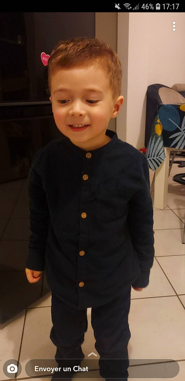 Tim participe au concours pour gagner de l'argent avec cette photo : baby, baby_toddler_clothing, blazer, button, cheek, child, collar, denim, dress_shirt, electric_blue, formal_wear, happy, joy, outerwear, pattern, person, skin, sleeve, smile, standing