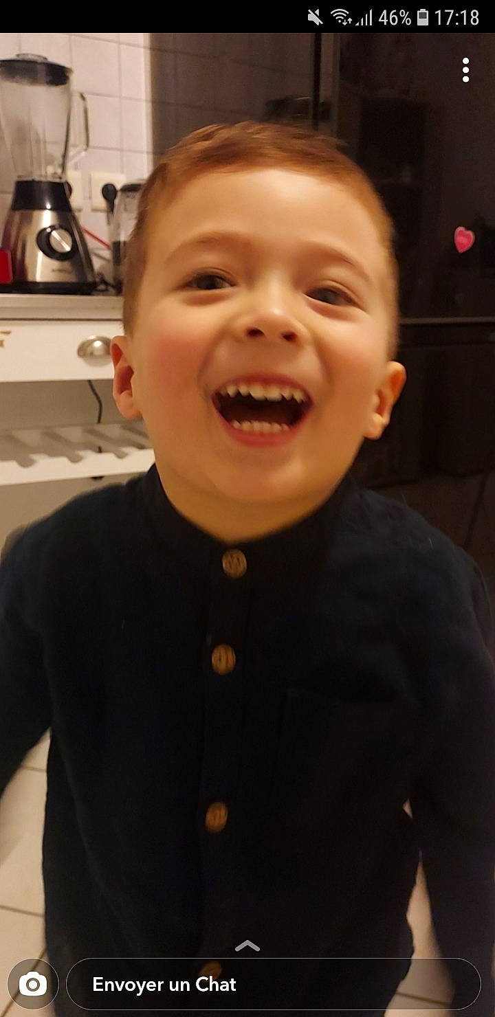 Tim participe au concours pour gagner de l'argent avec cette photo : cheek, chin, ear, eye, eyebrow, face, flash_photography, forehead, happy, head, iris, jaw, lip, mouth, neck, nose, person, skin, sleeve, smile