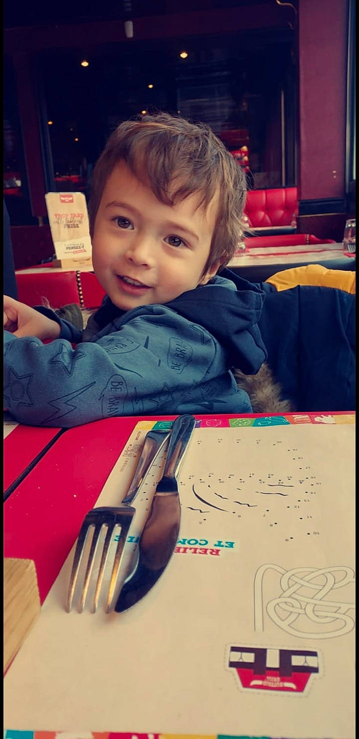 Tim a rejoint le concours — aidez-le/la à gagner de superbes lots ! child, cutlery, eyebrow, eyelash, face, finger, font, fork, hair, handwriting, happy, joy, kitchen_utensil, line, office_supplies, person, photograph, smile, tableware, toddler
