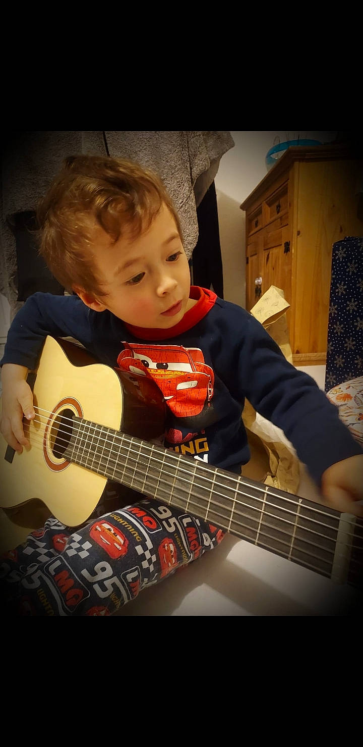 Tim a rejoint le concours — aidez-le/la à gagner de superbes lots ! audio_equipment, cool, electric_guitar, electronic_instrument, electronic_musical_instrument, entertainment, finger, guitar, guitar_accessory, guitarist, human_body, music, musical_instrument, musical_instrument_accessory, musician, person, plucked_string_instruments, string_instrument, string_instrument_accessory, t_shirt