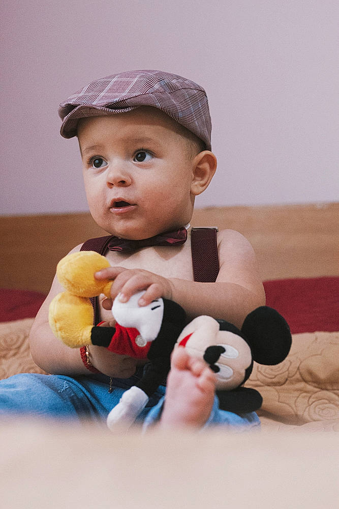 Dominic a rejoint le concours — aidez-le/la à gagner de superbes lots ! baby, baby_playing_with_toys, baby_products, baby_toddler_clothing, baby_toys, bonnet, cap, cheek, child, finger, hand, headgear, headwear, human, nail, person, plush, skin, stuffed_toy, textile