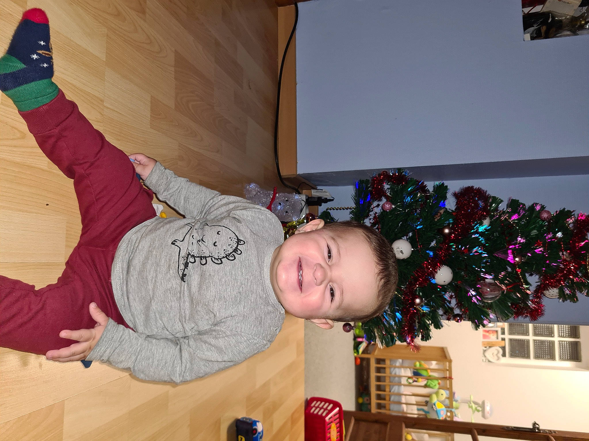 Dominic a rejoint le concours — aidez-le/la à gagner de superbes lots ! ankle, baby_toddler_clothing, balance, christmas, christmas_decoration, christmas_eve, christmas_ornament, christmas_tree, conifer, eye, fir, holiday, holiday_ornament, home, interior_design, joy, ornament, person, sock, walking_shoe