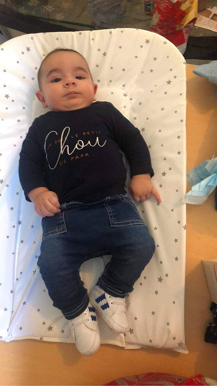 Lorenzo participe au concours pour gagner de l'argent avec cette photo : baby, baby_safety, baby_toddler_clothing, beauty, black, cheek, clothing, comfort, cool, jeans, knee, leg, outerwear, person, photograph, product, sleeve, t_shirt, textile, toddler