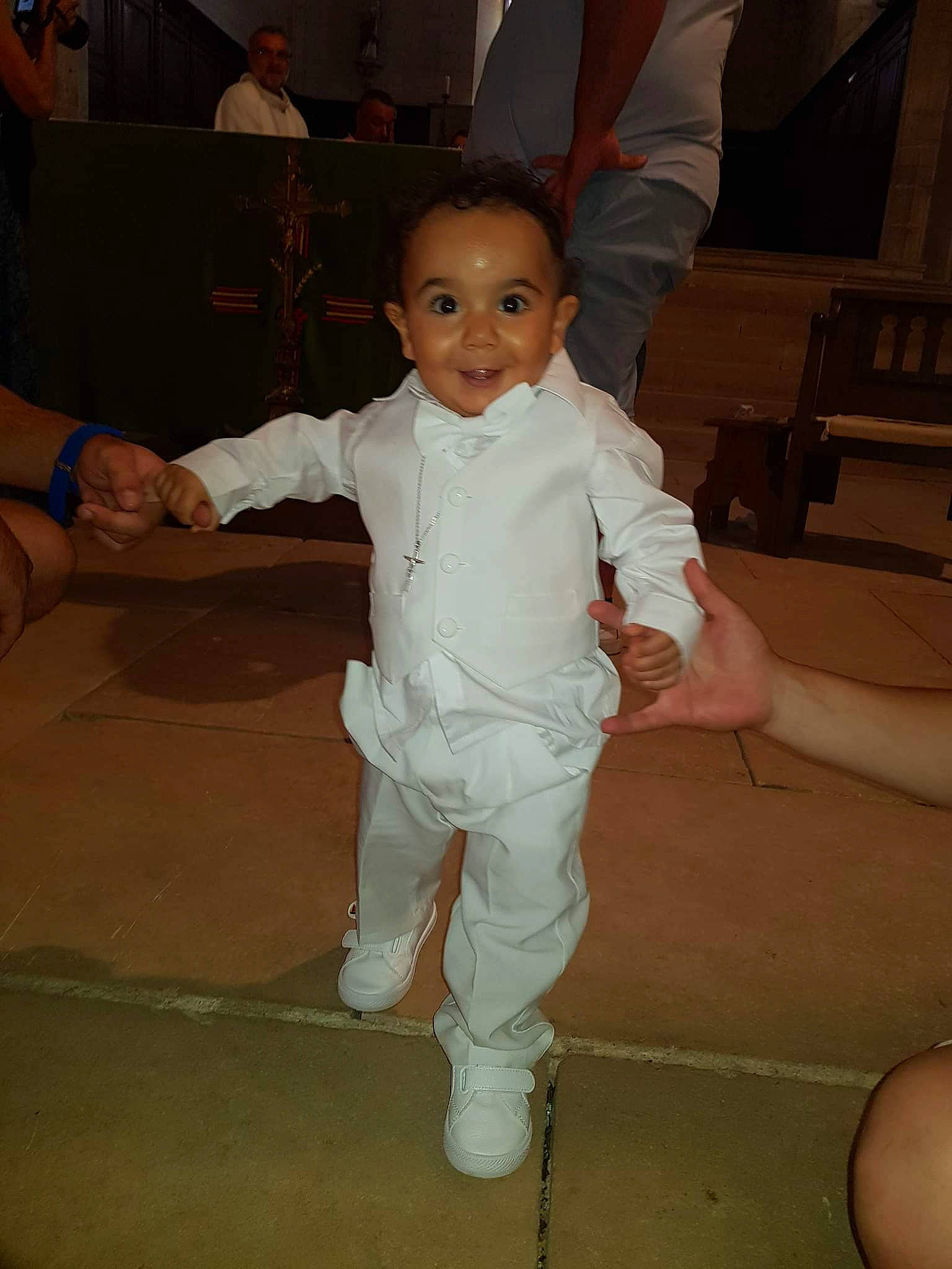 Lorenzo participe au concours pour gagner de l'argent avec cette photo : baby_toddler_clothing, chair, child, comfort, event, finger, flooring, foot, formal_wear, fun, gesture, happy, joint, joy, person, shoulder, skin, sleeve, smile, thumb