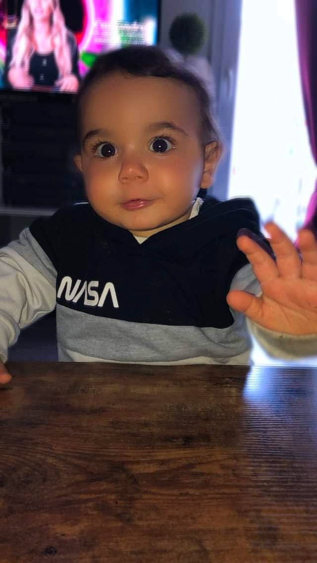 Lorenzo participe au concours pour gagner de l'argent avec cette photo : baby, baby_toddler_clothing, cheek, cool, eye, facial_expression, finger, flash_photography, fun, gesture, hand, happy, head, person, skin, sleeve, t_shirt, table, thumb, toddler