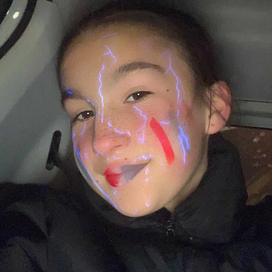 Noémie a rejoint le concours — aidez-le/la à gagner de superbes lots ! adult, clothing, coat, cosmetics, cream, dessert, face, female, food, head, icing, jacket, lipstick, nature, outdoors, person, photography, portrait, selfie, woman