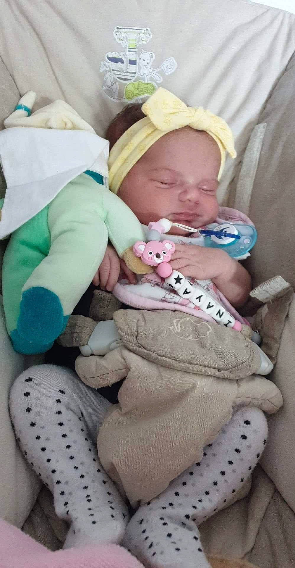 Inaya a rejoint le concours — aidez-le/la à gagner de superbes lots ! baby, baby_products, baby_safety, baby_sleeping, baby_toddler_clothing, carmine, cheek, child, comfort, health_care, linens, mammal, mouth, person, product, room, sitting, skin, textile, toddler