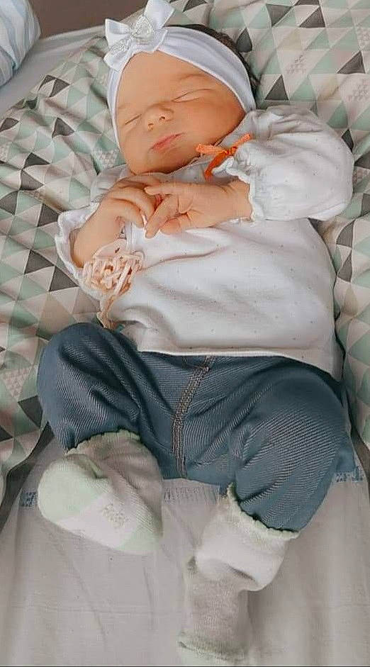 Inaya a rejoint le concours — aidez-le/la à gagner de superbes lots ! baby, baby_products, baby_sleeping, baby_toddler_clothing, child, comfort, foot, hat, human_body, human_leg, lap, linens, nap, pink, sitting, sleeve, textile, thigh, thumb, toddler