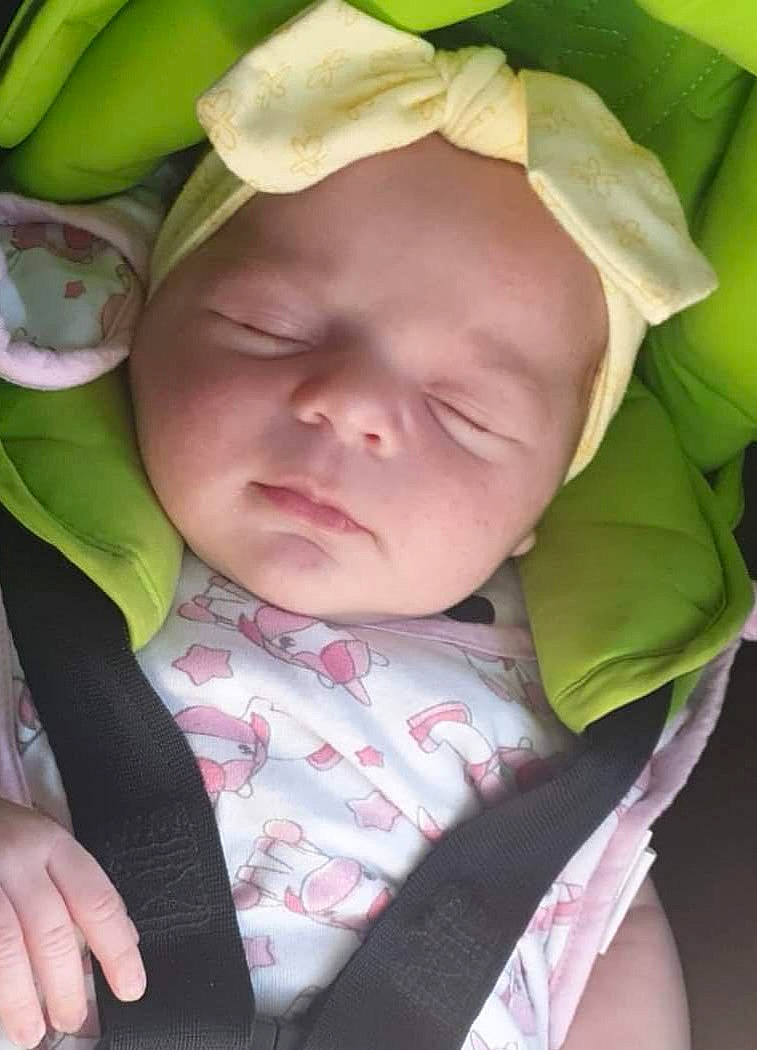 Inaya a rejoint le concours — aidez-le/la à gagner de superbes lots ! baby, baby_toddler_clothing, cheek, child, chin, comfort, eye, eyebrow, facial_expression, finger, grass, hand, happy, head, headwear, iris, lip, person, pink, skin