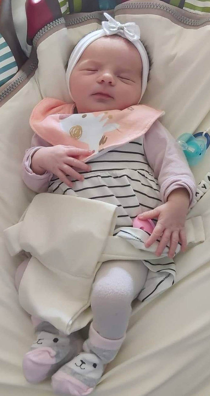 Inaya participe au concours pour gagner de l'argent avec cette photo : baby, baby_products, baby_safety, baby_sleeping, baby_toddler_clothing, cheek, child, comfort, head, human_leg, knee, linens, pattern, person, pink, sitting, skin, sleeve, thigh, thumb