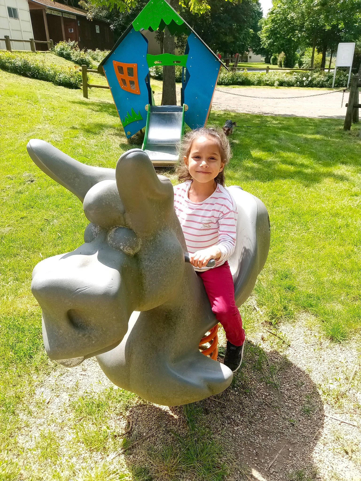 Maëlly participe au concours pour gagner de l'argent avec cette photo : art, city, fun, grass, human_settlement, joy, outdoor_play_equipment, person, play, playground, public_space, recreation, sculpture, tree