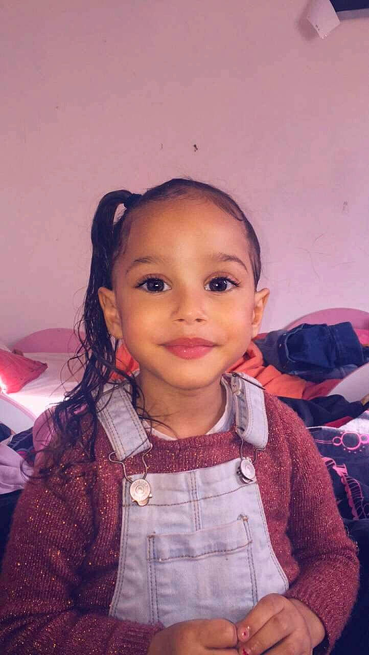 Maëlly participe au concours pour gagner de l'argent avec cette photo : black_hair, cheek, child, child_model, ear, eyebrow, face, forehead, fun, hair, hairstyle, happy, head, joy, lip, long_hair, person, pink, skin, smile