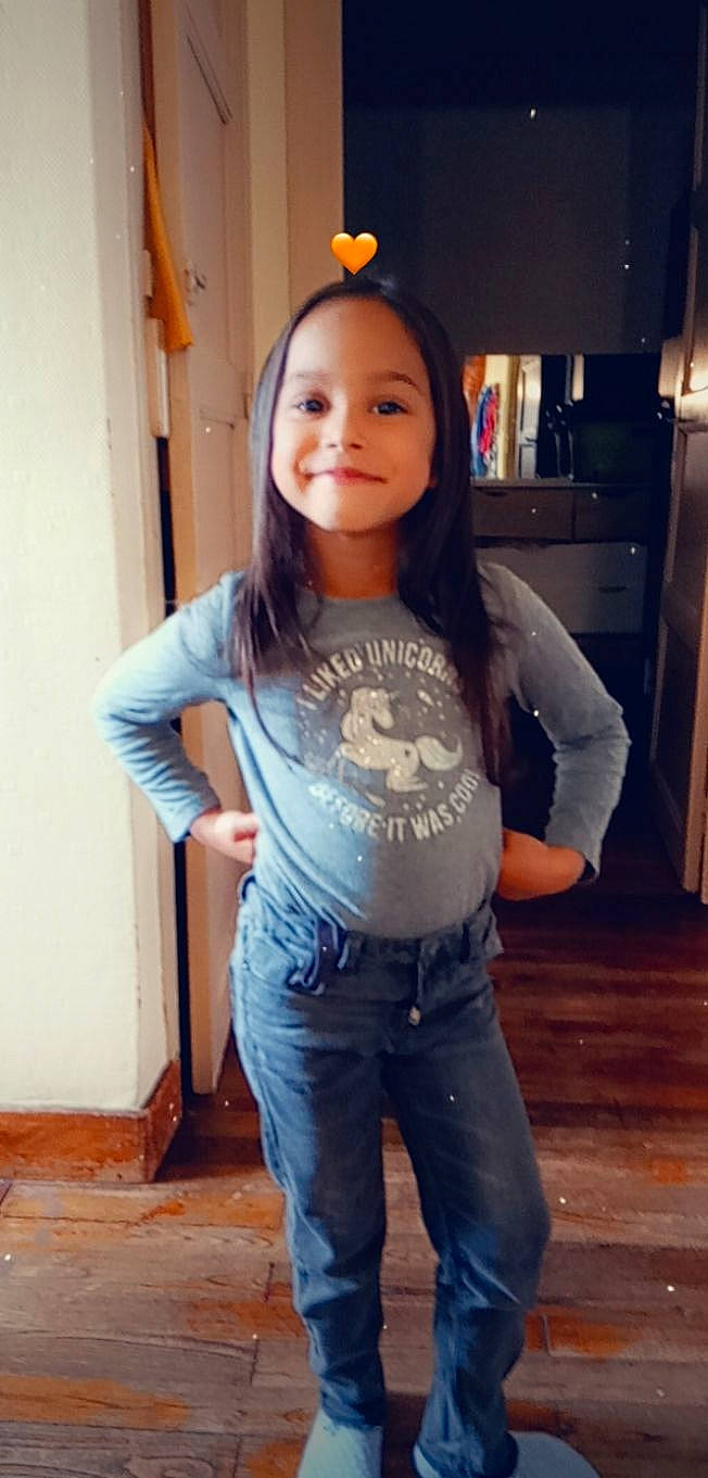 Maëlly participe au concours pour gagner de l'argent avec cette photo : abdomen, arm, black_hair, denim, hip, jeans, joint, joy, leg, long_hair, neck, person, shoulder, sleeve, smile, standing, t_shirt, thigh, trunk, waist