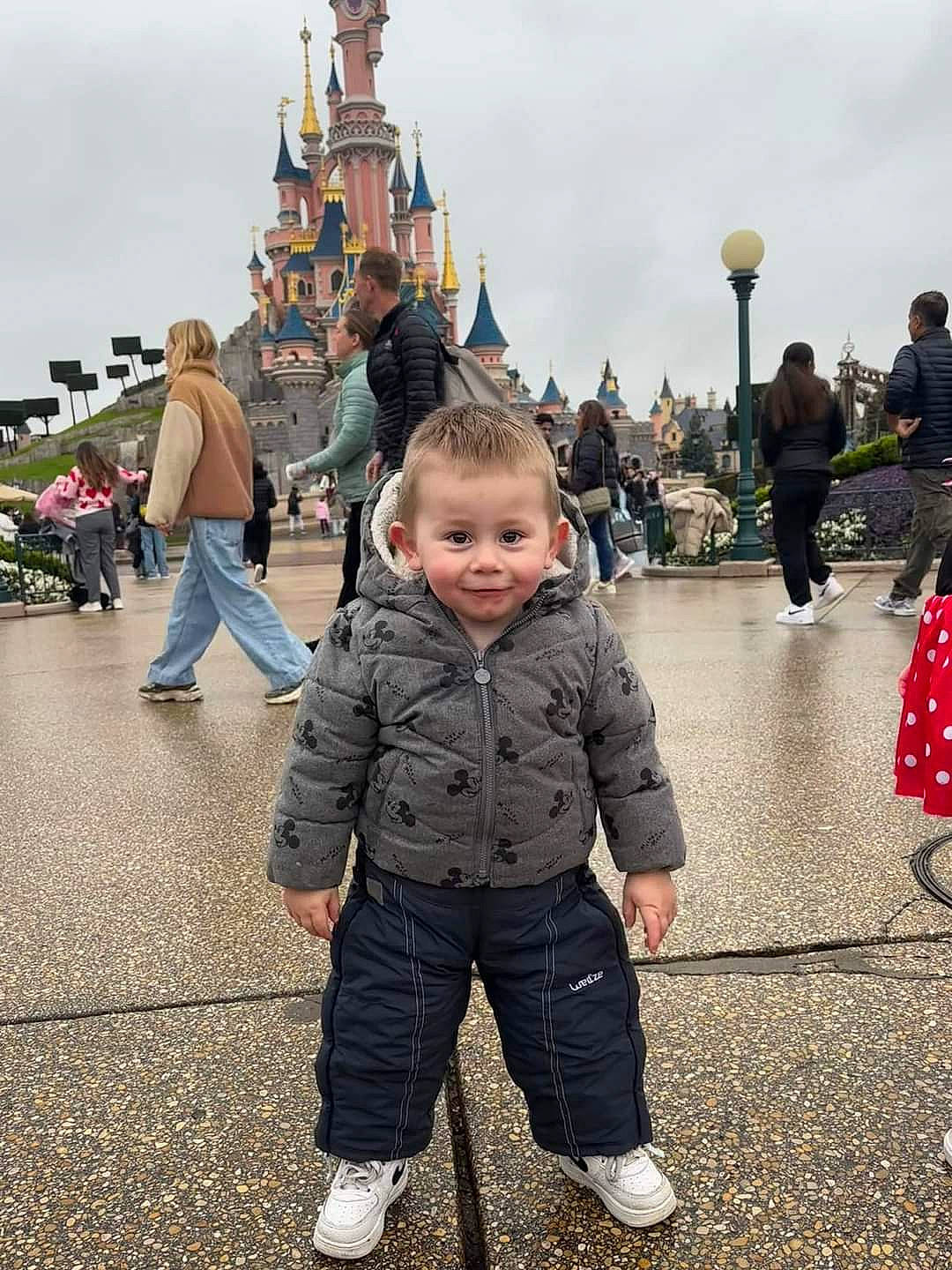 Kenzo a rejoint le concours — aidez-le/la à gagner de superbes lots ! baby, boot, child, city, clothing, cloud, event, flag, footwear, fun, gesture, happy, joy, leisure, person, recreation, sky, smile, toddler, tourism