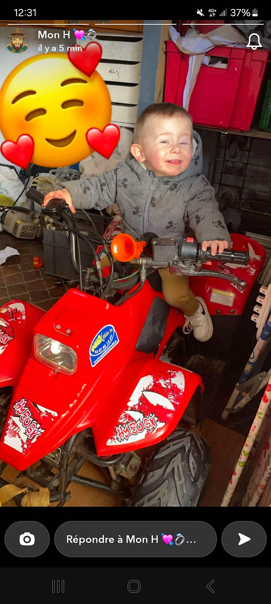 Kenzo a rejoint le concours — aidez-le/la à gagner de superbes lots ! automotive_design, automotive_exterior, automotive_lighting, automotive_tire, automotive_wheel_system, fender, happy, headlamp, mode_of_transport, motor_vehicle, motorcycle, organ, person, photograph, smile, snapshot, t_shirt, tire, toddler, vehicle