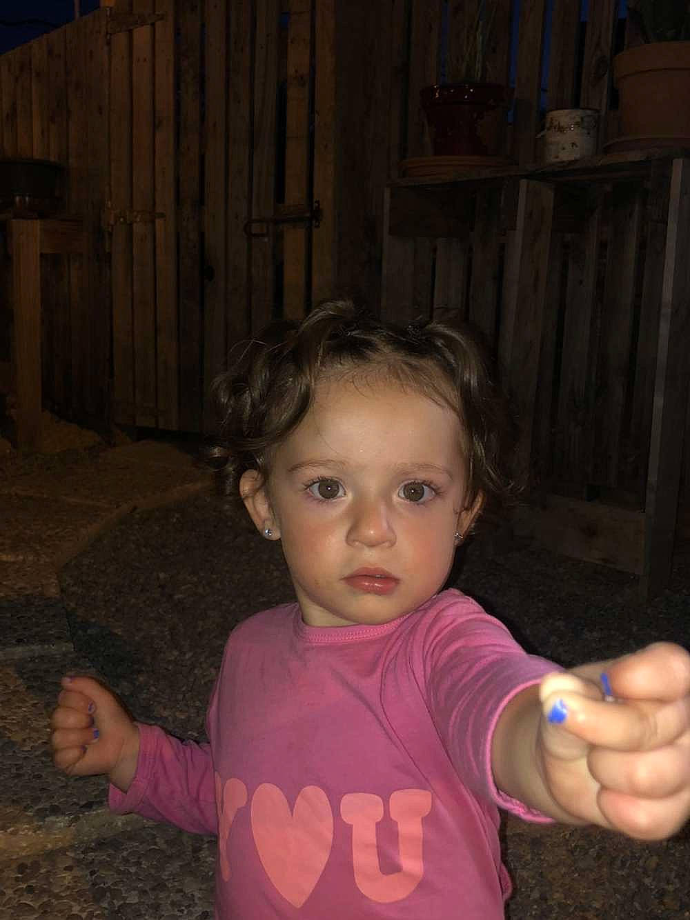 Gabrielle a rejoint le concours — aidez-le/la à gagner de superbes lots ! baby_toddler_clothing, cheek, chin, eye, facial_expression, finger, flash_photography, gesture, hand, happy, head, iris, lip, mouth, nose, person, pink, skin, sleeve, standing