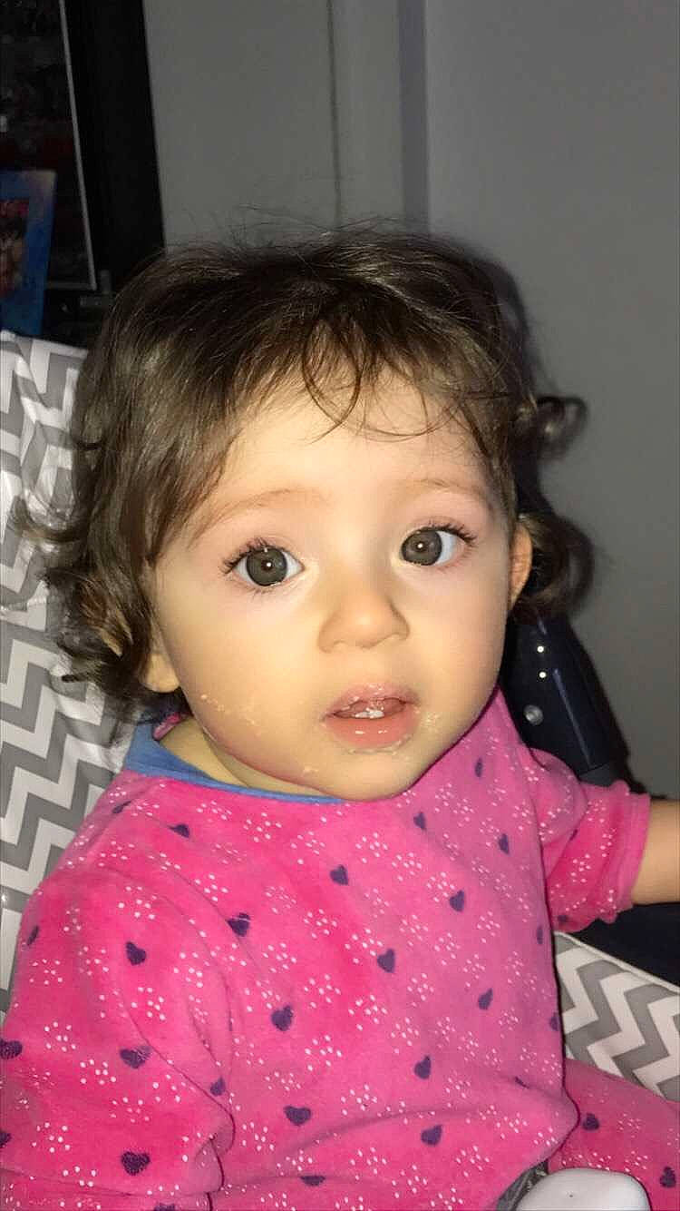 Gabrielle participe au concours pour gagner de l'argent avec cette photo : baby_toddler_clothing, bangs, black_hair, brown_hair, cheek, child, eye, eyebrow, eyelash, forehead, hair, iris, lip, mouth, nose, pattern, person, pink, skin, sleeve