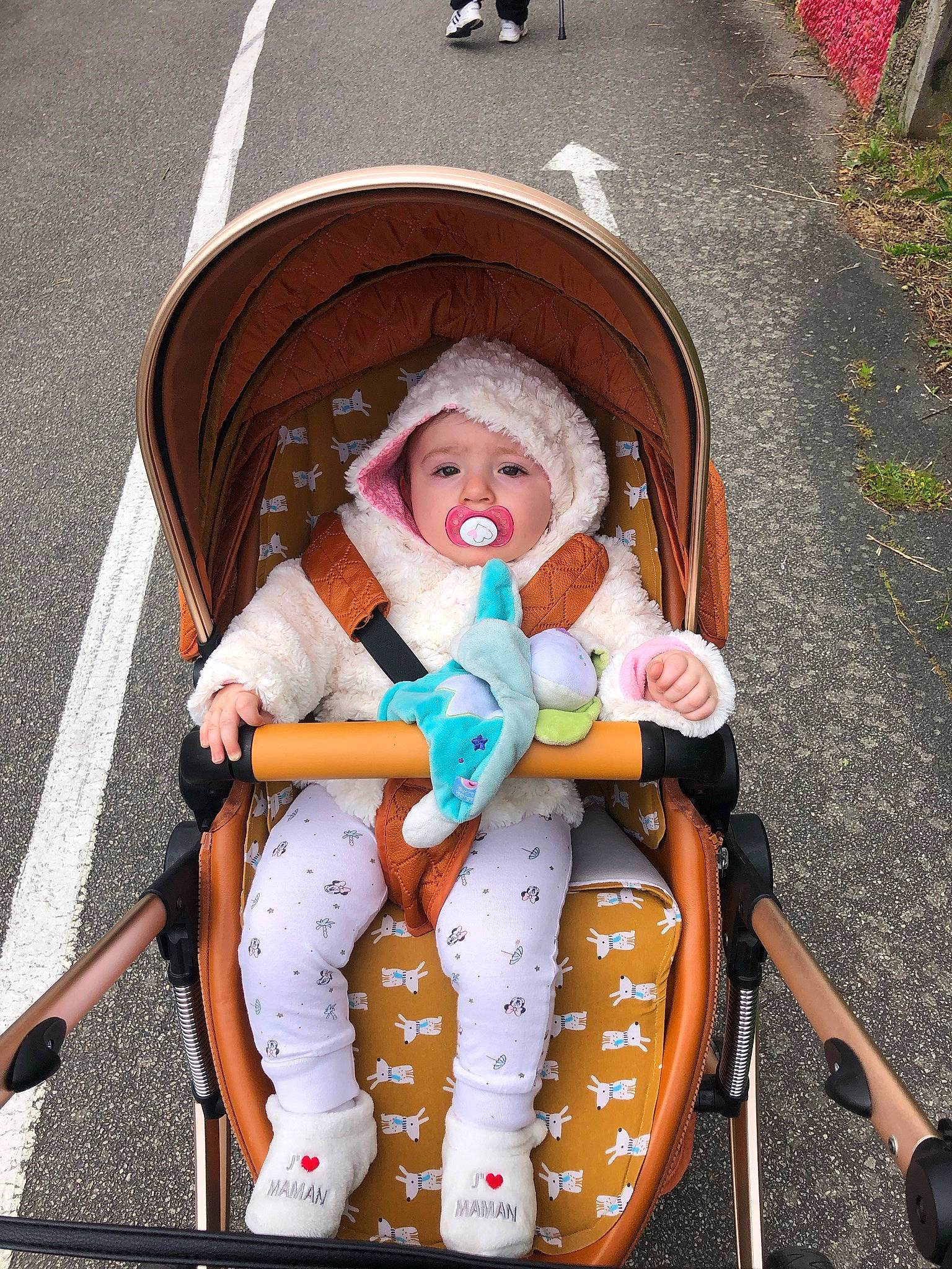 Gabrielle a rejoint le concours — aidez-le/la à gagner de superbes lots ! baby, baby_carriage, baby_products, baby_safety, baby_toddler_clothing, child, costume, fashion_accessory, fun, hat, headwear, lap, leisure, person, personal_protective_equipment, recreation, sitting, sun_hat, tire, toddler