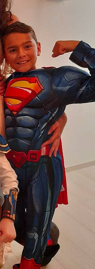 Hugo a rejoint le concours — aidez-le/la à gagner de superbes lots ! abdomen, action_figure, avengers, belt, cape, carmine, chest, cosplay, costume, elbow, electric_blue, fictional_character, hero, joy, justice_league, person, personal_protective_equipment, sleeve, superhero, thigh