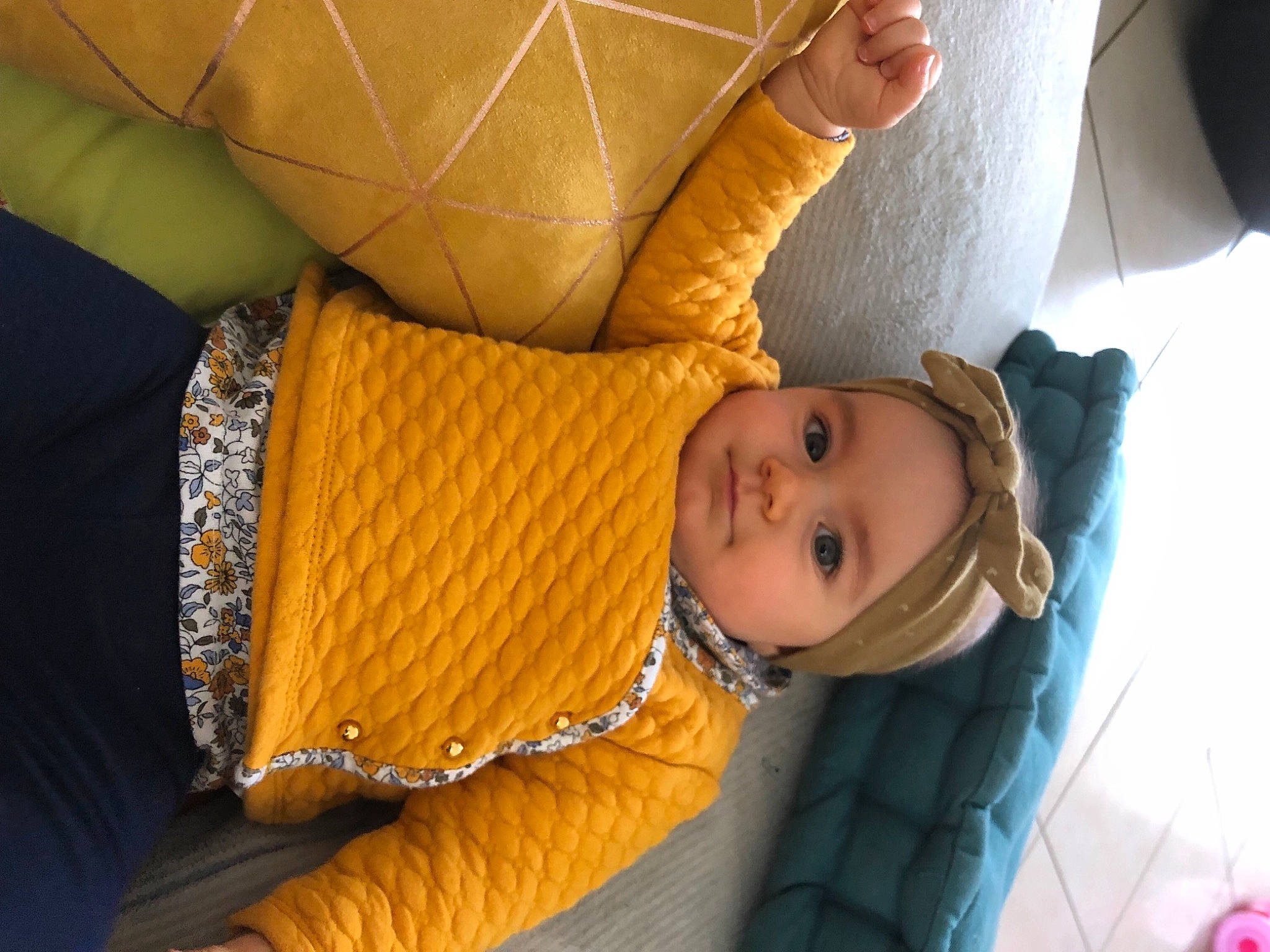 Anna participe au concours pour gagner de l'argent avec cette photo : baby, car_seat, child, comfort, couch, flooring, fun, fur, head, headwear, joint, leisure, linens, person, room, sitting, textile, toddler, tree, vehicle_door