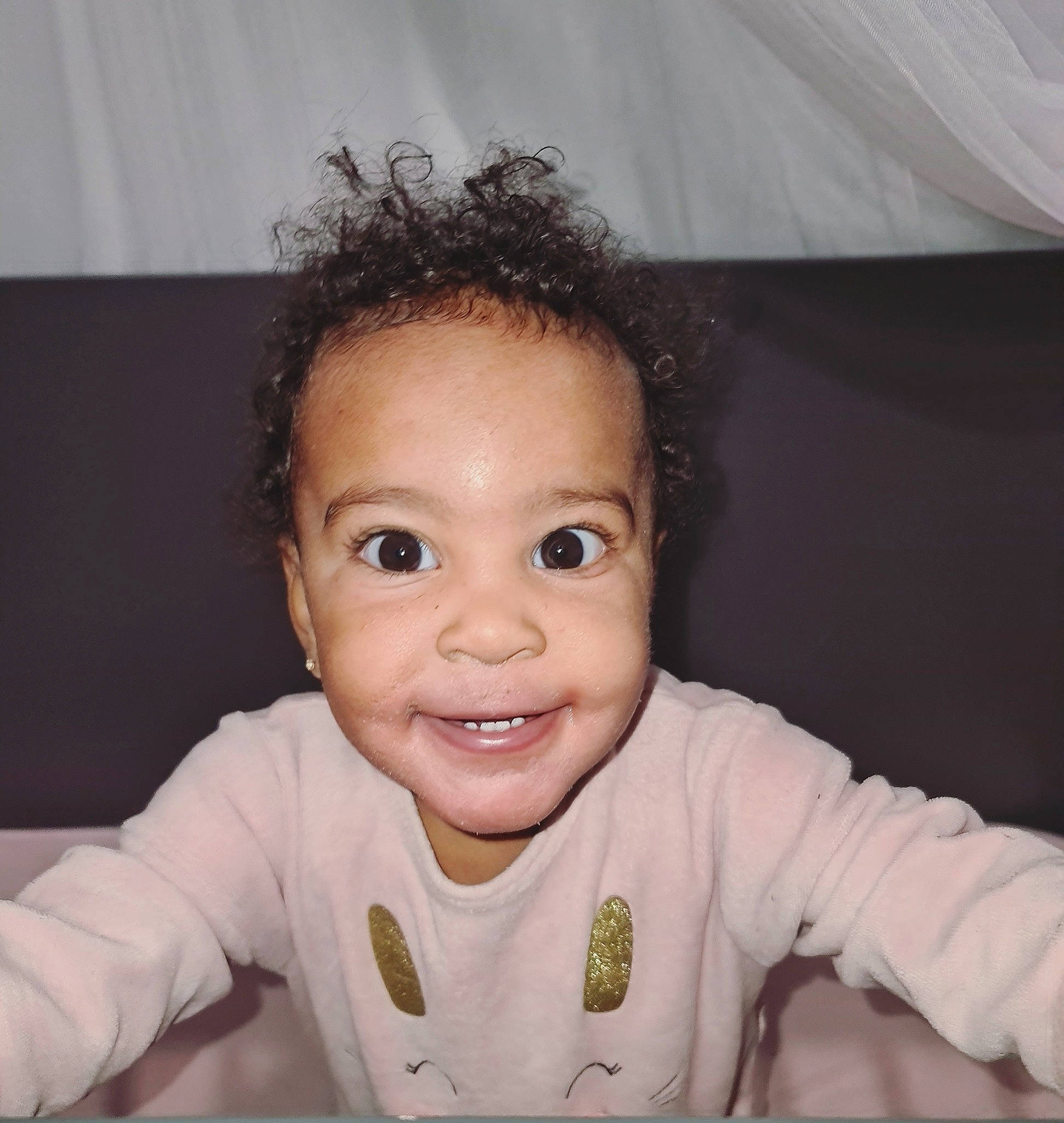 Yéléna a rejoint le concours — aidez-le/la à gagner de superbes lots ! baby, baby_laughing, baby_toddler_clothing, cheek, child, cool, eyebrow, facial_expression, finger, forehead, hairstyle, iris, joy, mouth, nose, person, pleased, portrait_photography, skin, sleeve