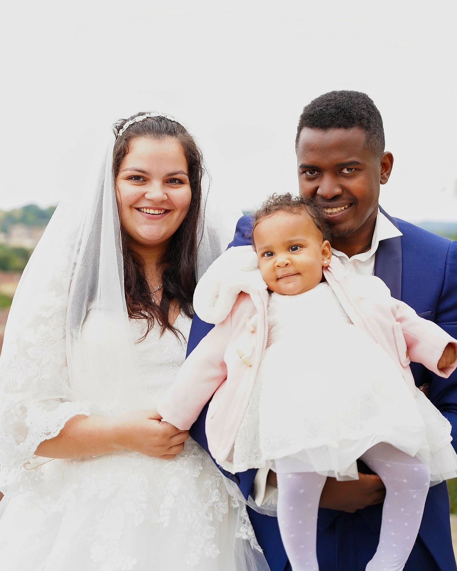 Yéléna a rejoint le concours — aidez-le/la à gagner de superbes lots ! ceremony, child, dress, event, family, family_taking_photos_together, formal_wear, fun, gesture, gown, happy, joy, people, person, photograph, photography, smile, tradition, wedding, wedding_dress