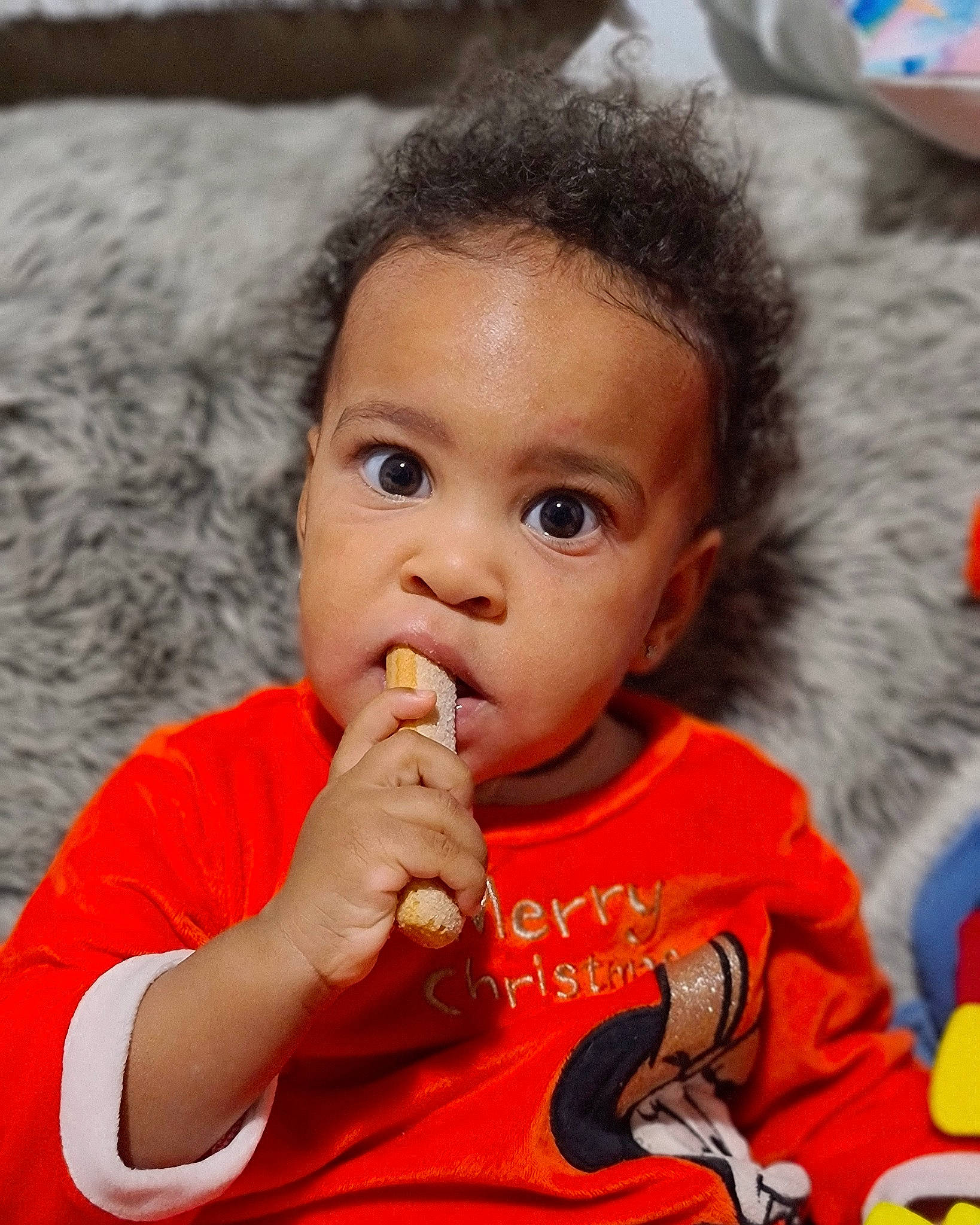 Yéléna a rejoint le concours — aidez-le/la à gagner de superbes lots ! baby, baby_products, baby_toddler_clothing, cheek, child, curious, eating, eyelash, lip, person, taste, toddler